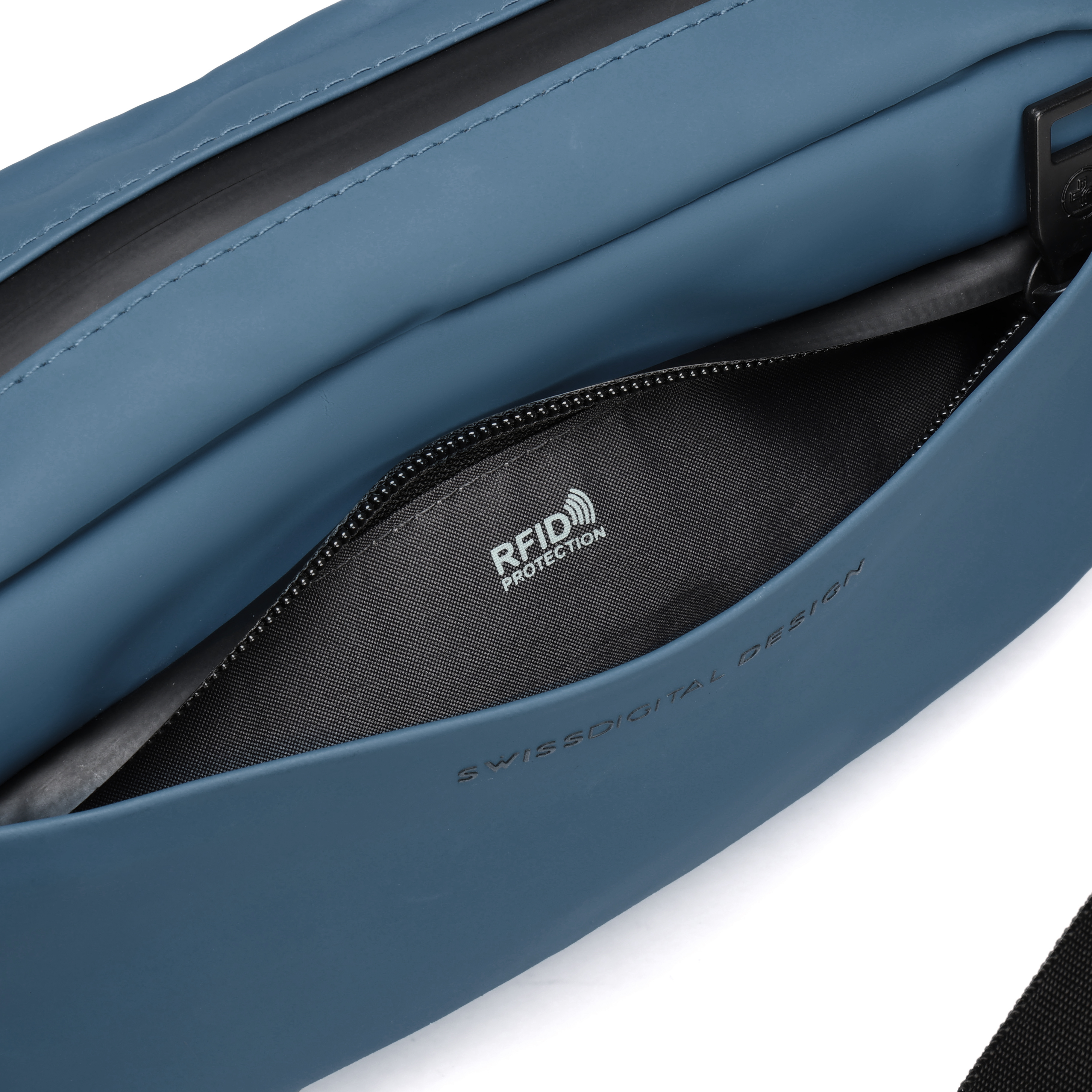 Borsa blu con cerniera aperta, rivela interno nero con testo di protezione RFID e Swiss Digital Design.