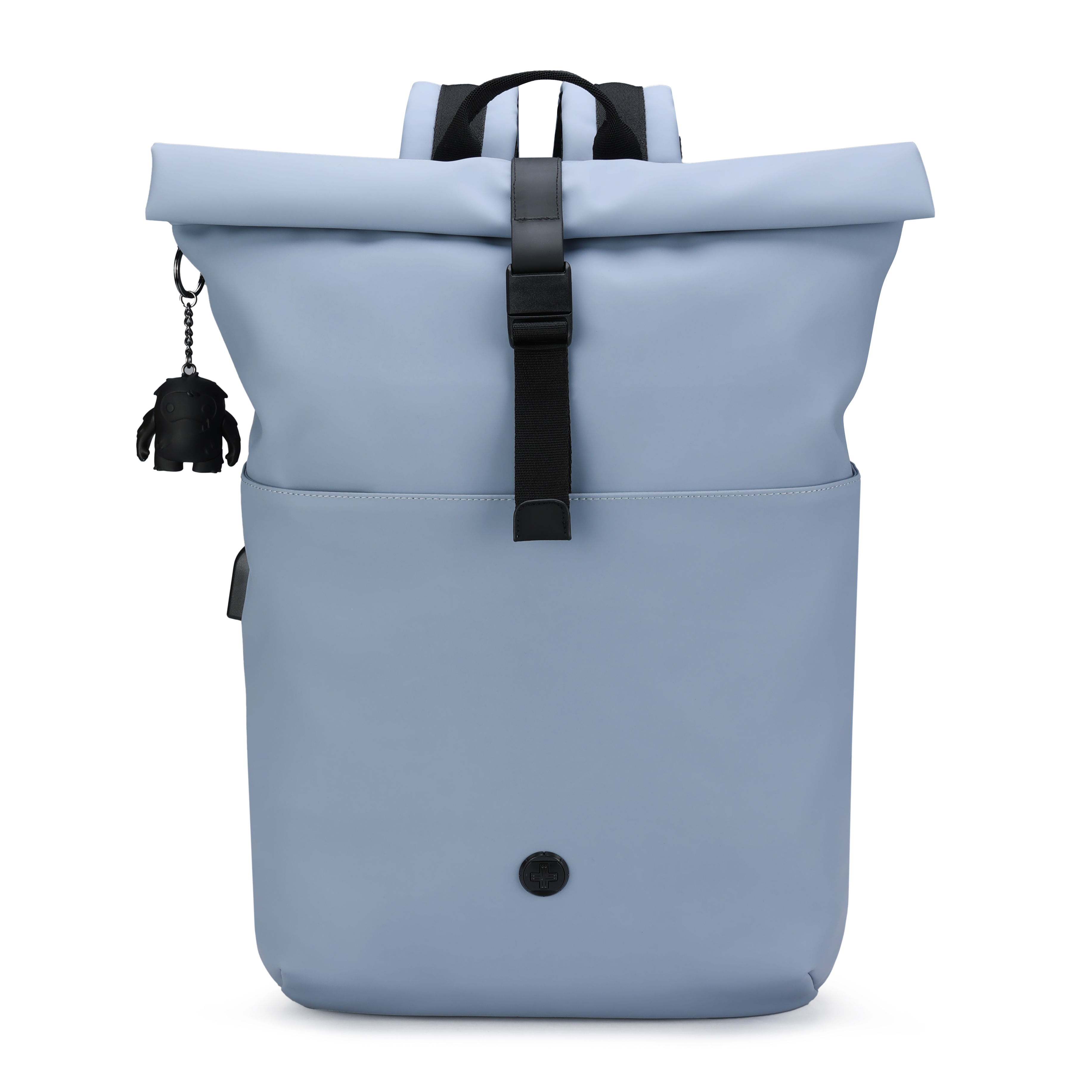 Uno zaino azzurro con chiusura arrotolata, cinghie nere e un ciondolo nero. Su sfondo bianco.