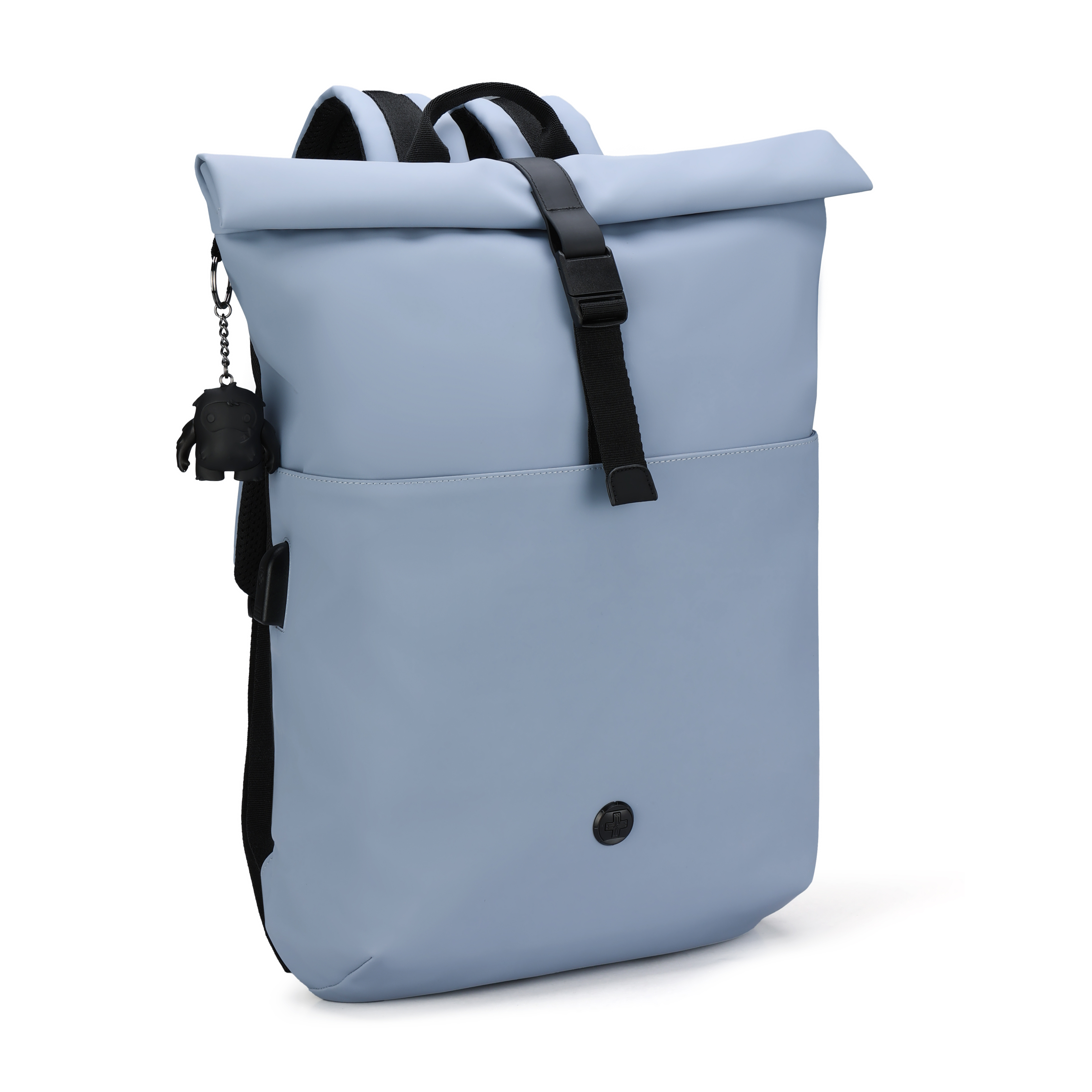 Zaino azzurro con chiusura arrotolata, cinghie nere e ciondolo nero. Sfondo bianco.