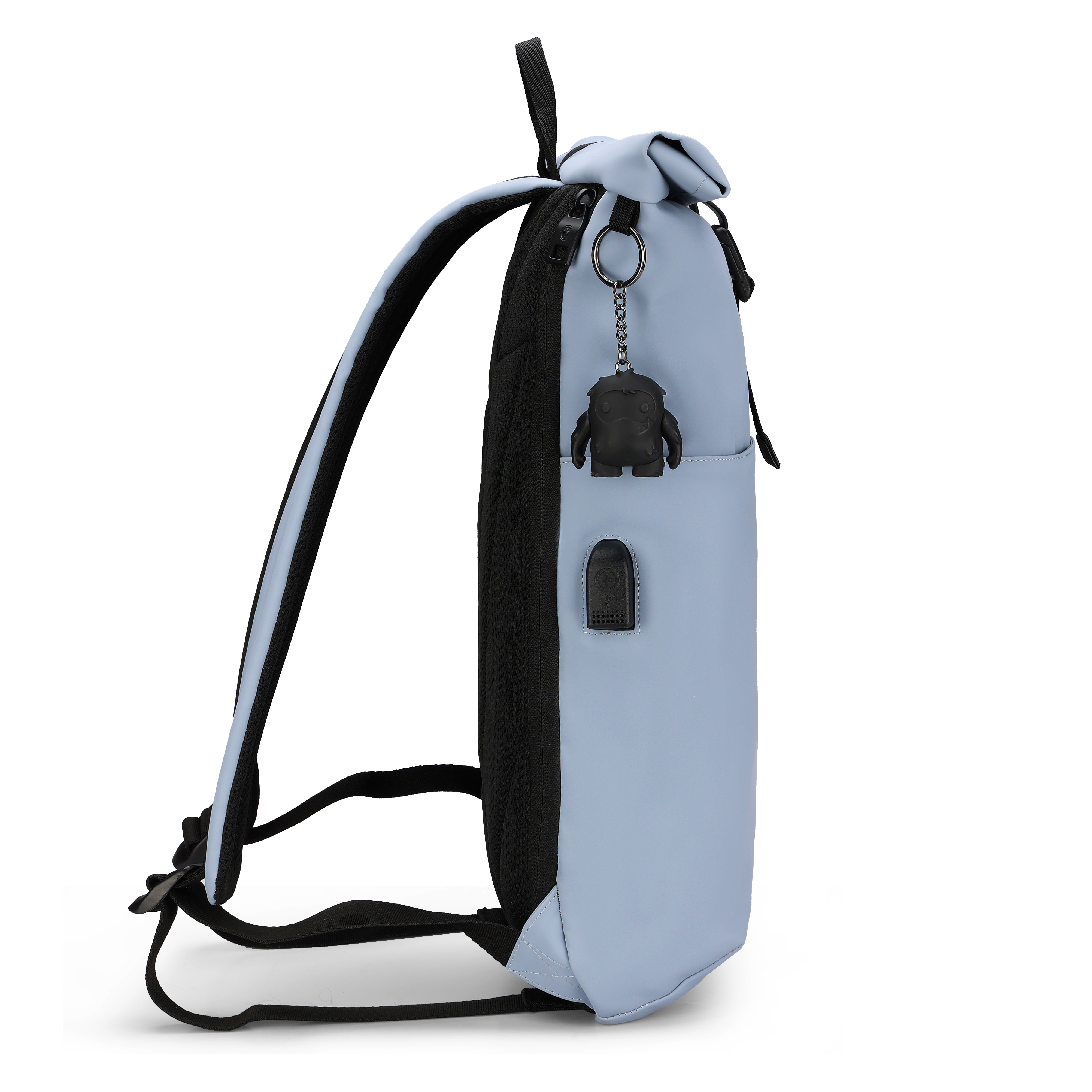 Uno zaino azzurro con cinghie nere, un portachiavi nero e una porta USB nera, su sfondo bianco.