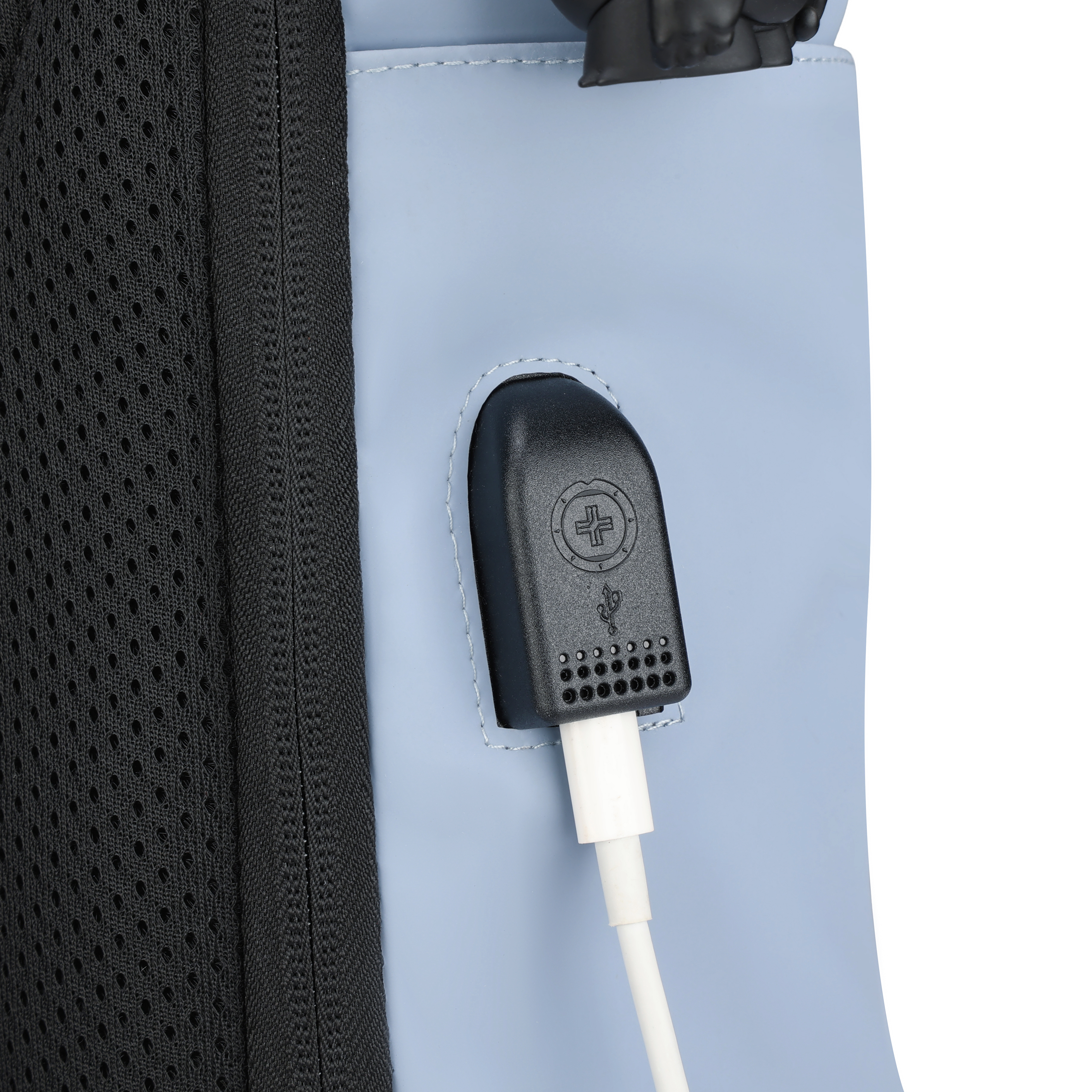 Primo piano di un dettaglio dello zaino con porta USB-C, cavo bianco e nero e tessuto a rete nero.