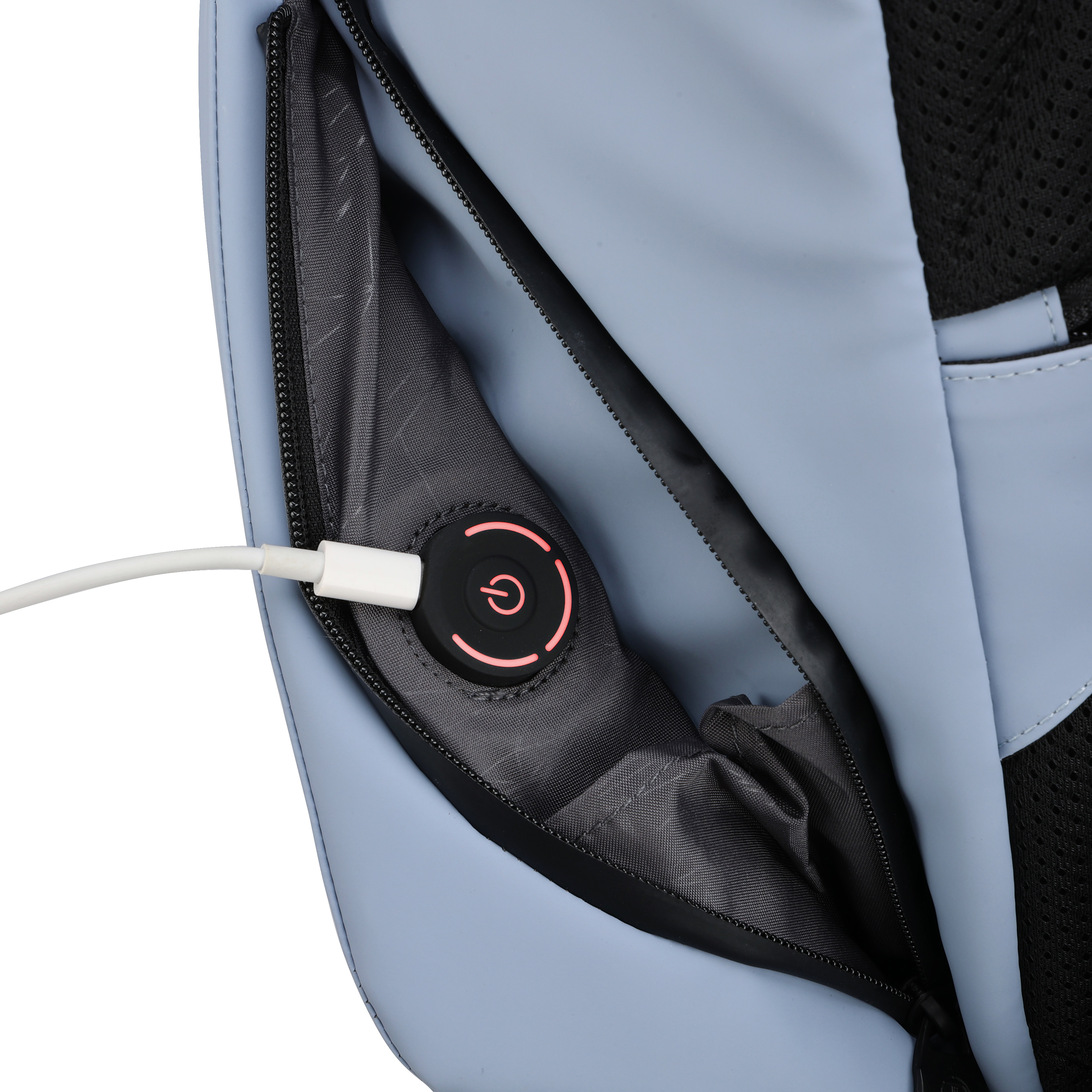 Primo piano di uno zaino azzurro con porta di ricarica. Cavo bianco inserito, con pulsante di accensione rosso acceso.