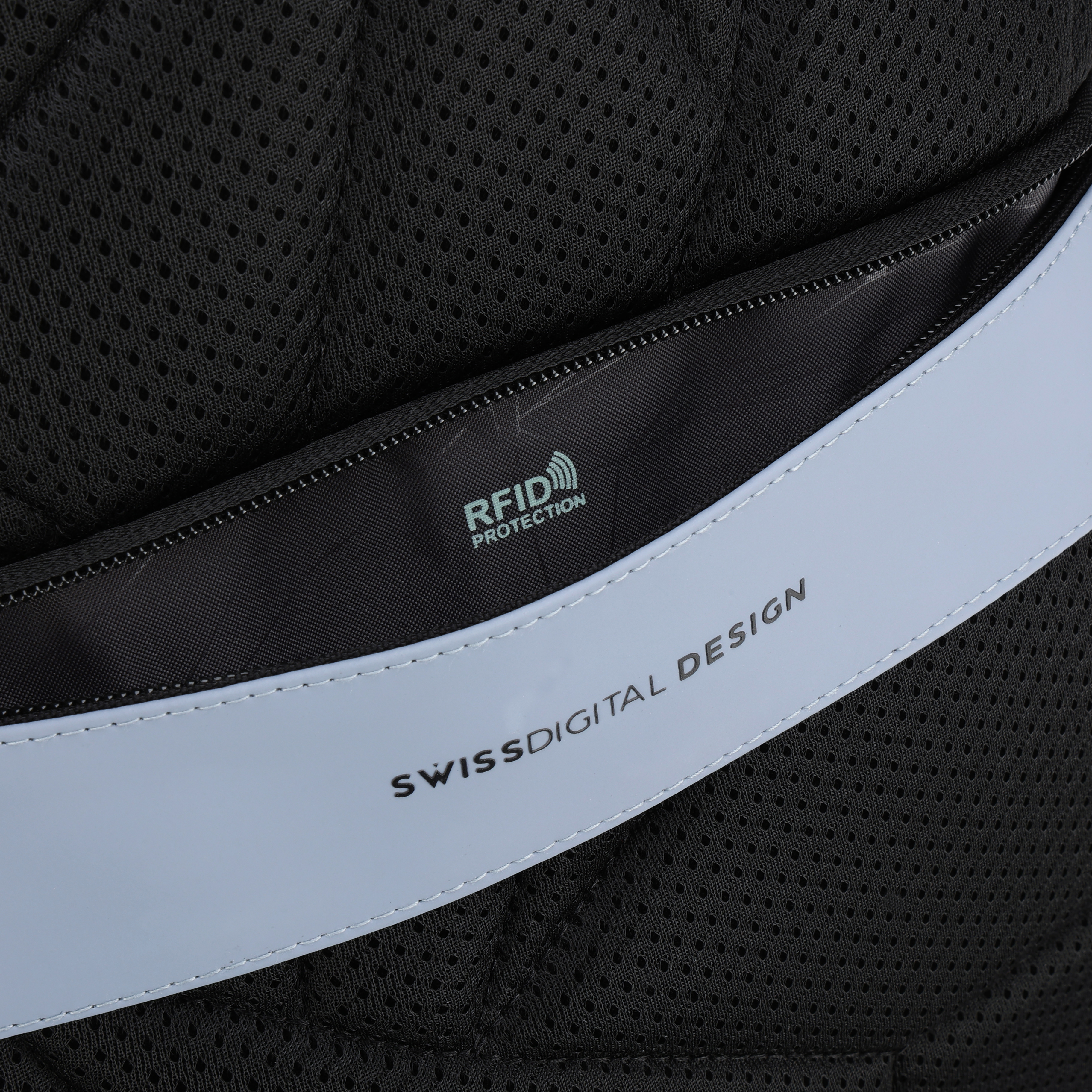 Primo piano di uno zaino nero con dettagli a rete. Striscia azzurra con 'SWISS DIGITAL DESIGN' e protezione RFID.