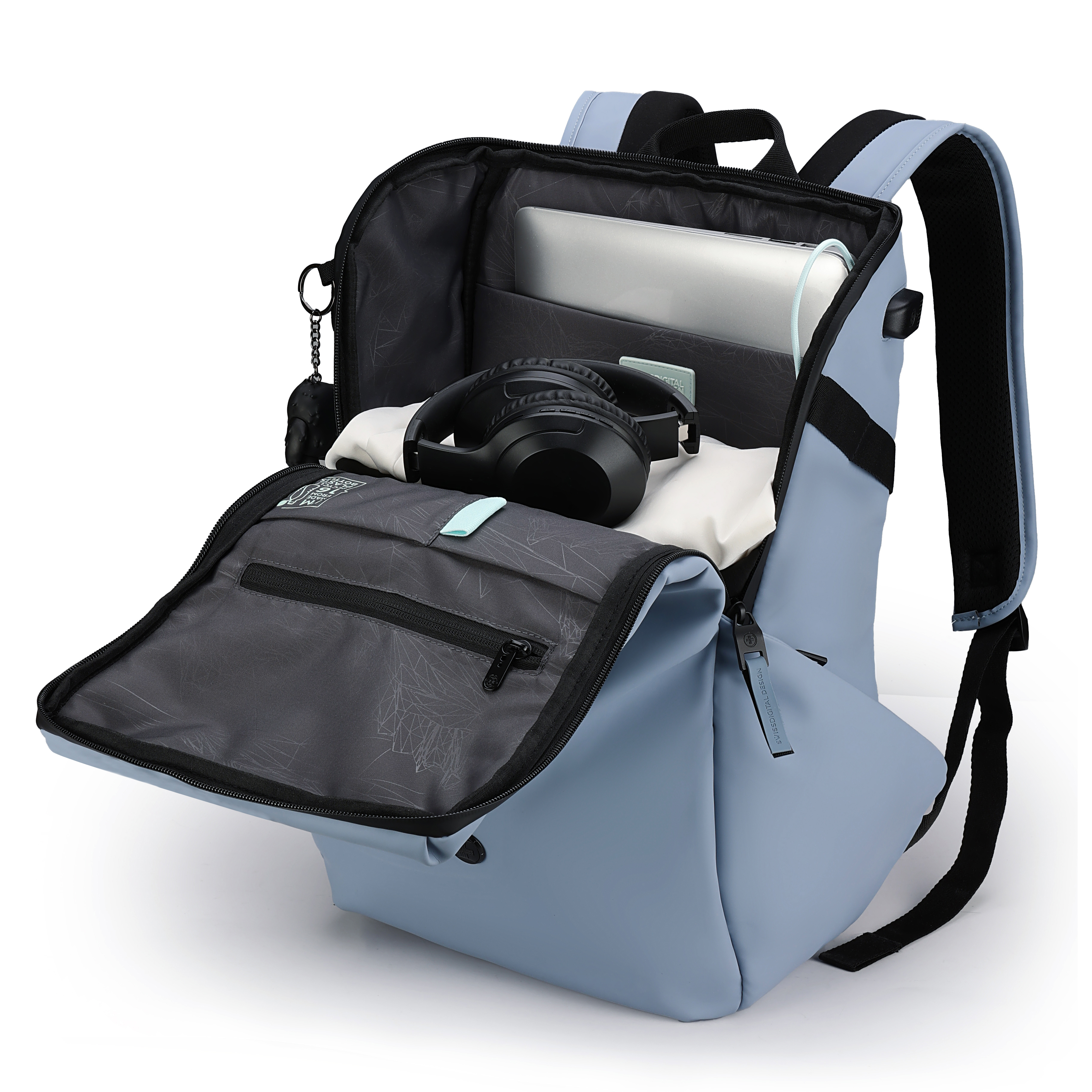 Zaino azzurro chiaro aperto con cinghie nere. Contiene laptop, cuffie e altri oggetti.