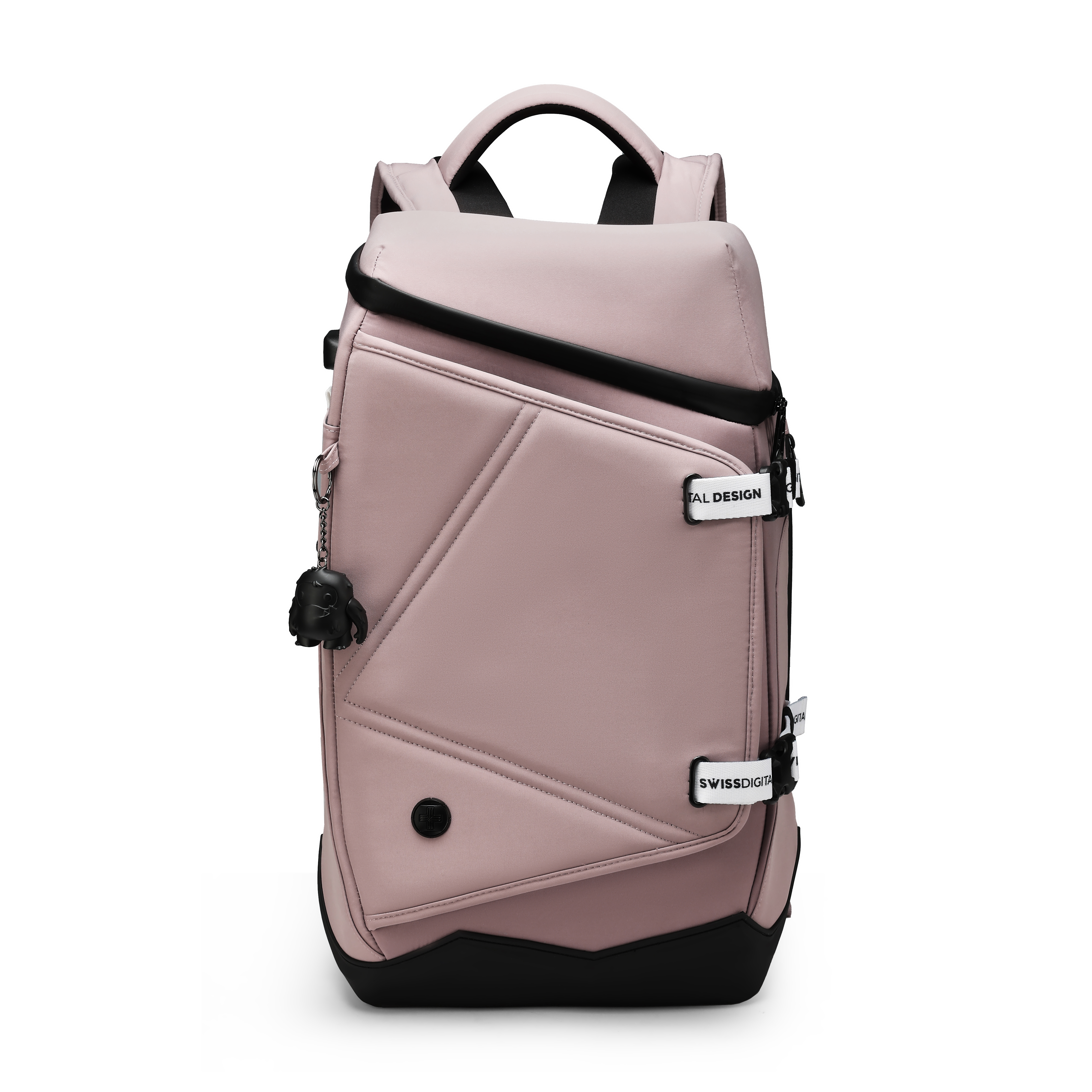 Uno zaino rosa con dettagli neri, loghi e un piccolo ciondolo nero appeso. Isolato su sfondo bianco.