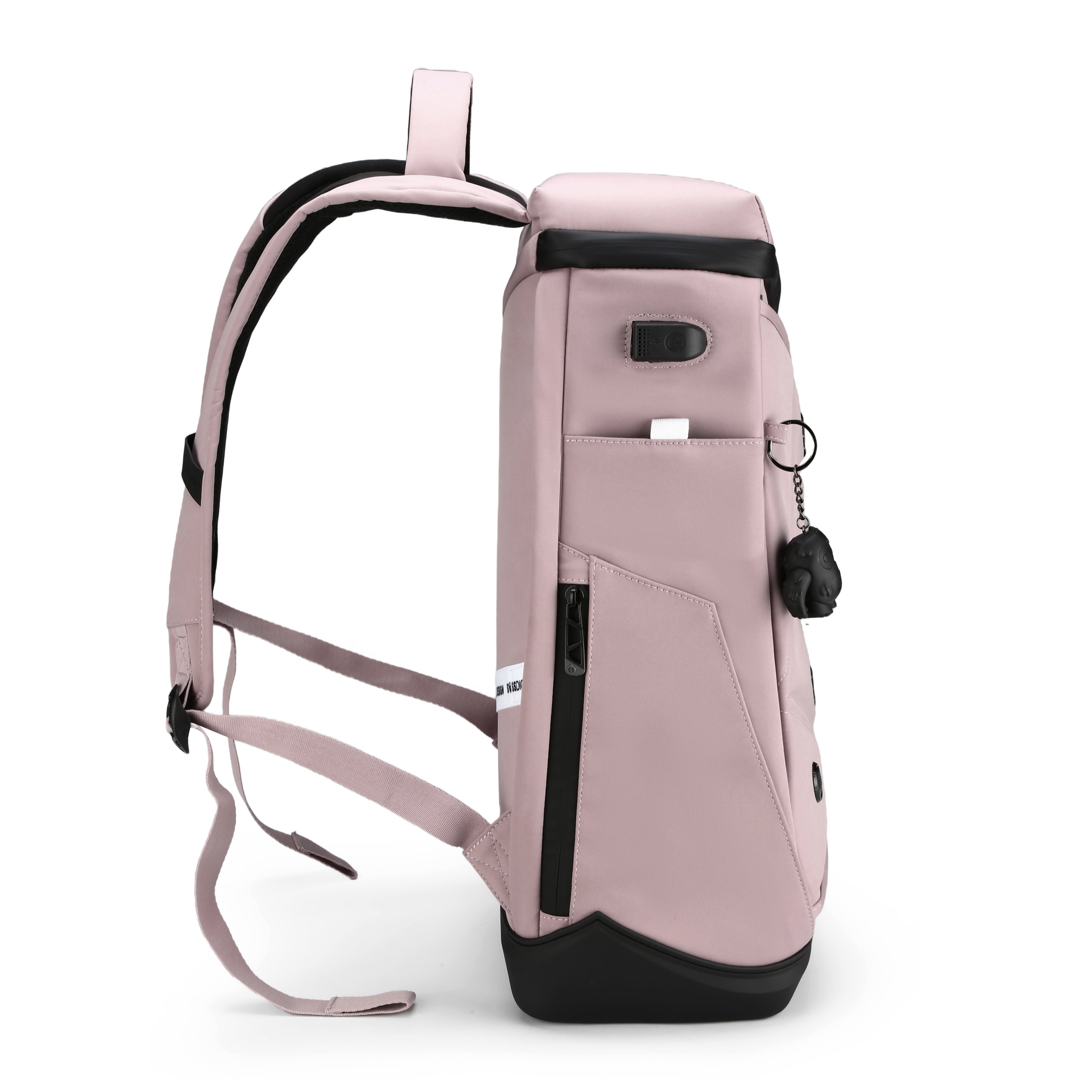 Uno zaino rosa con dettagli neri, vista laterale. Include spallacci, cerniera e un piccolo ciondolo nero.