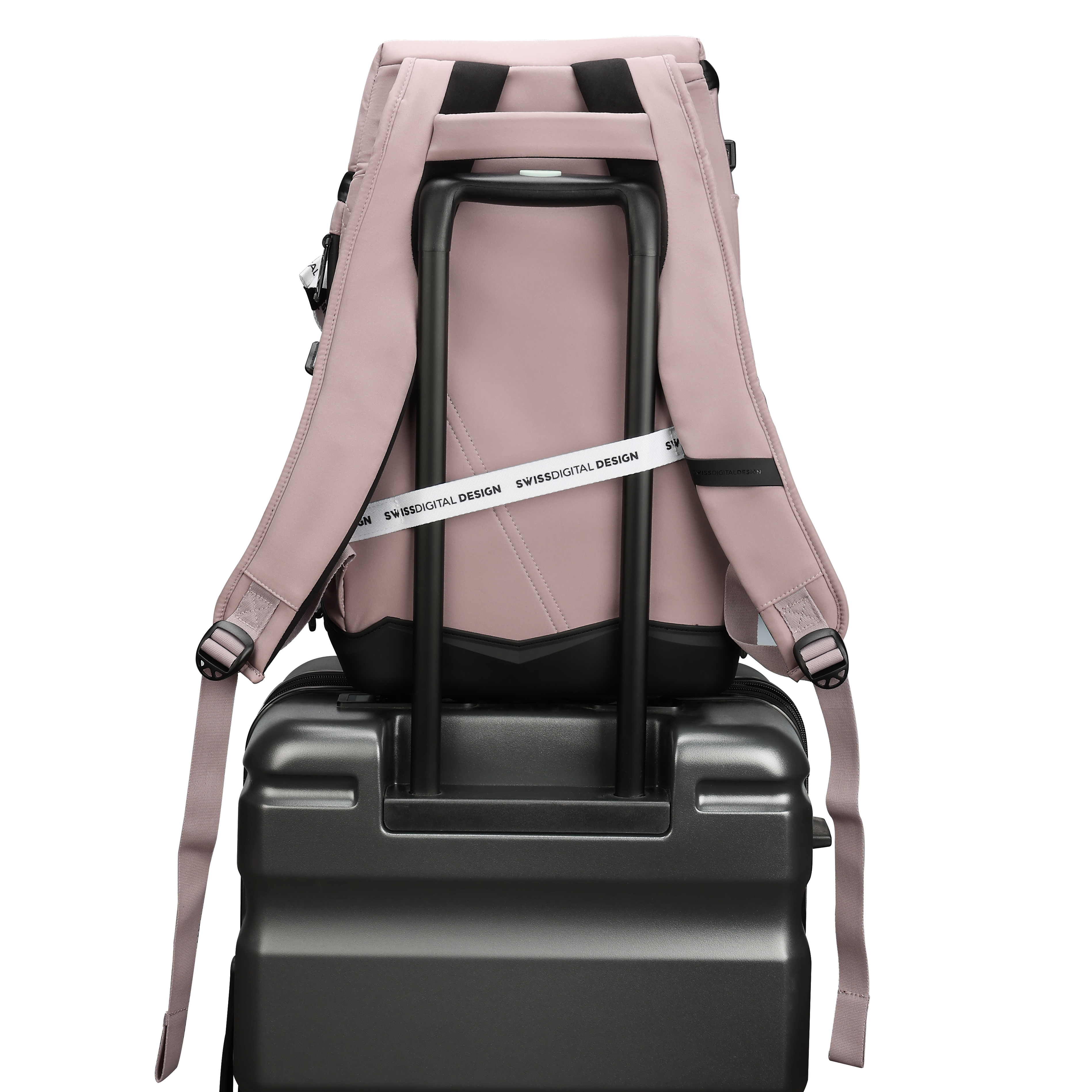 Uno zaino rosa poggia su una valigia grigio scuro. Lo zaino ha cinghie nere ed un'etichetta bianca.