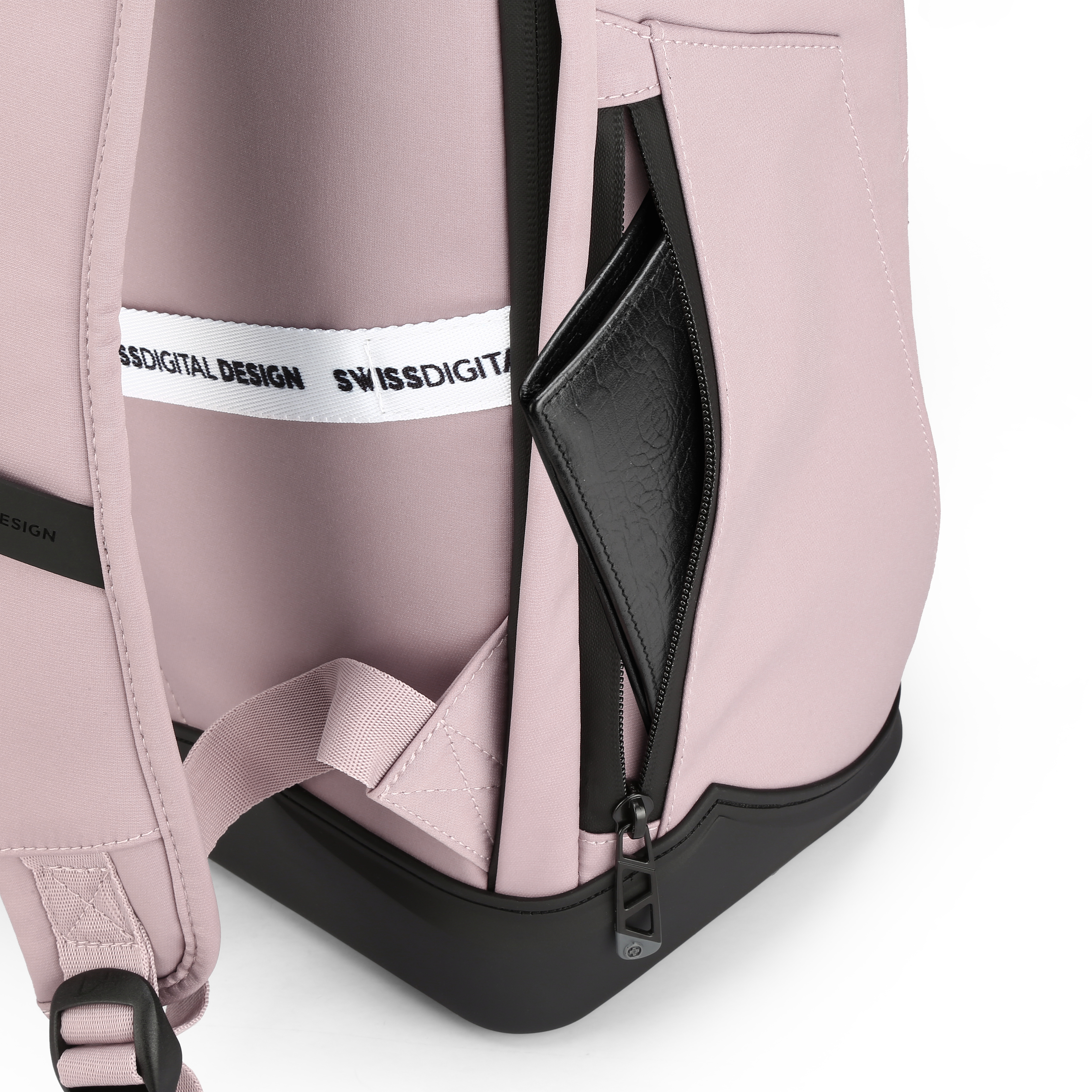 Primo piano di uno zaino rosa con tasca nera e portafoglio nero parzialmente visibile. Sfondo bianco.