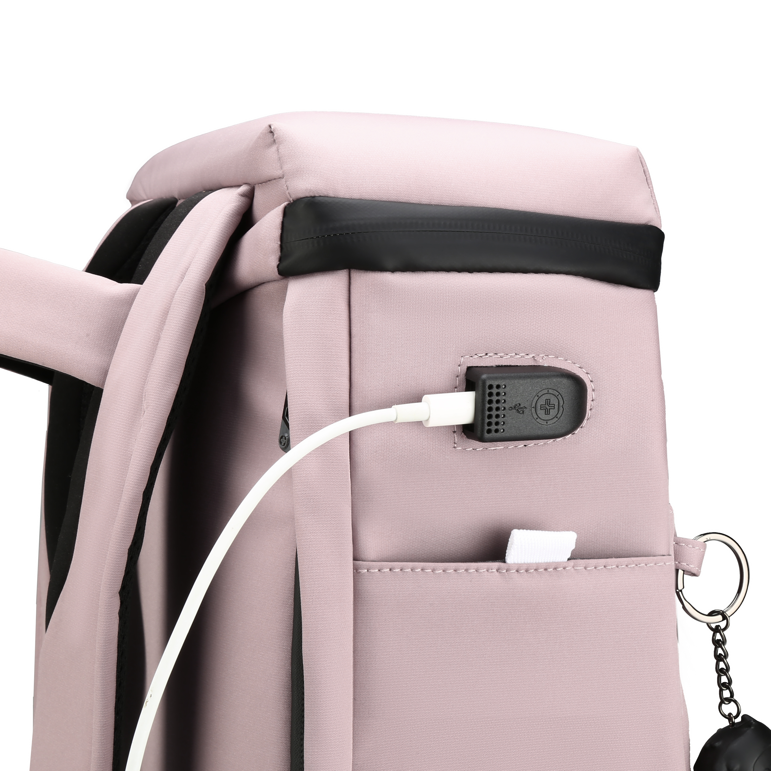 Uno zaino rosa con un accento nero e una porta di ricarica USB. Un cavo USB bianco è collegato.