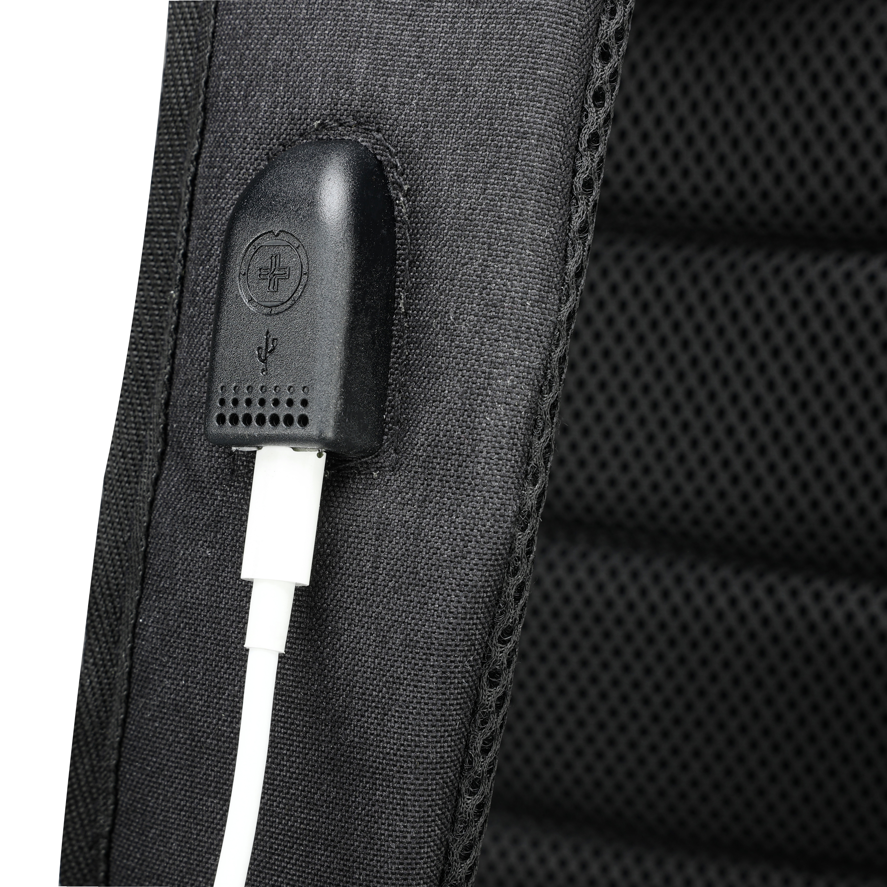 Primo piano di uno zaino nero con porta USB e cavo bianco. Lo sfondo è a rete nera.