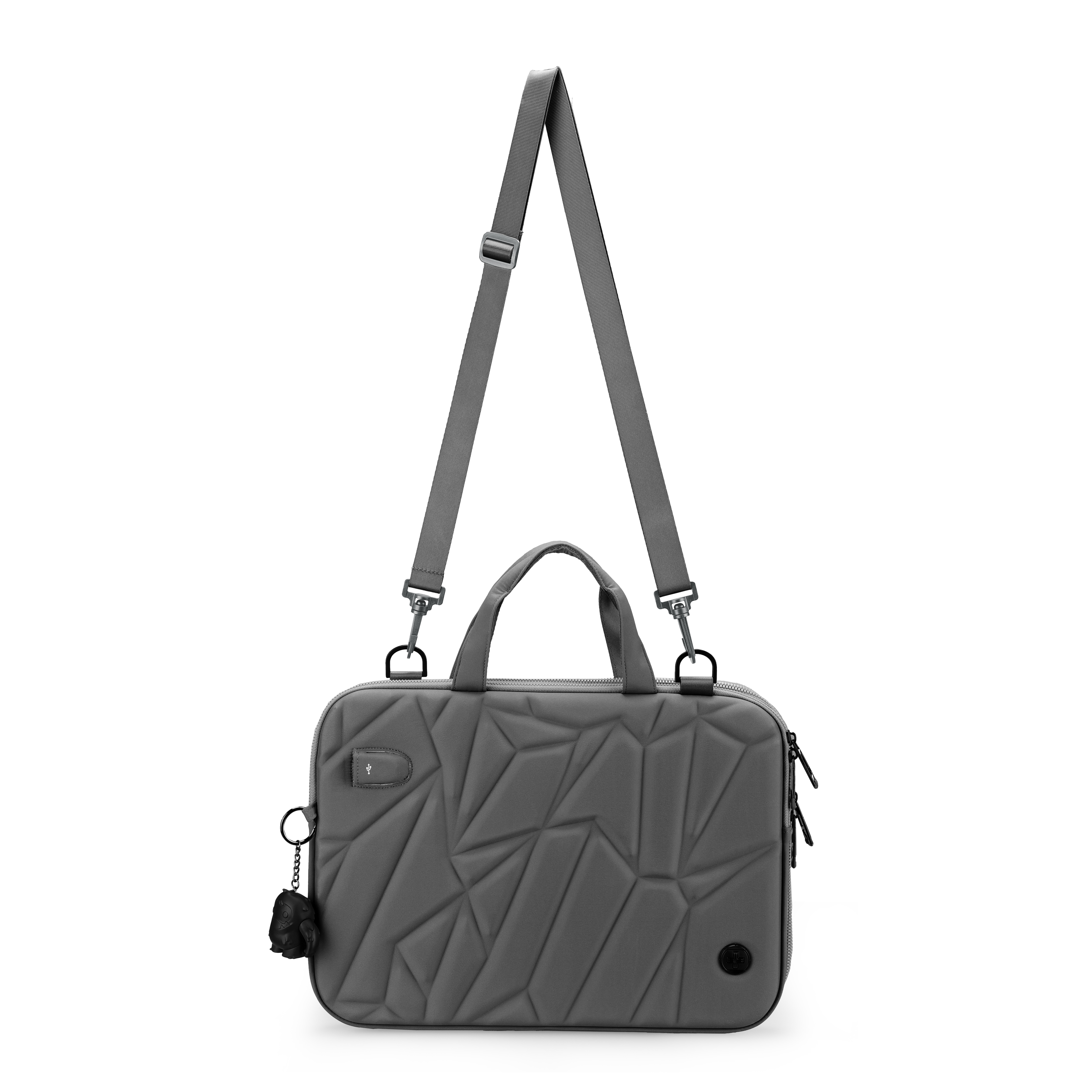 Borsa grigia per laptop con tracolla su sfondo bianco. Design geometrico e piccolo ciondolo.