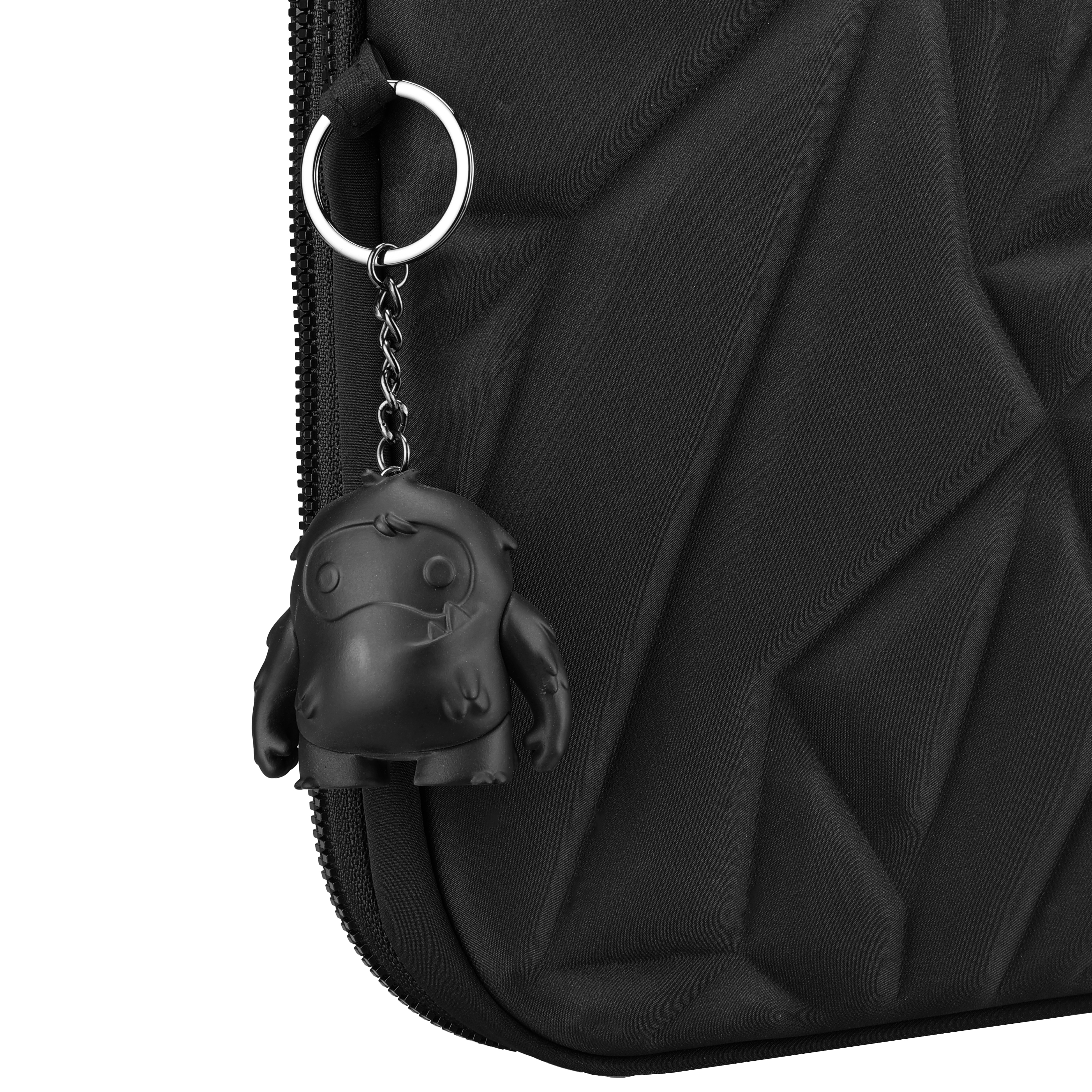 Portachiavi con figura nera su superficie nera strutturata. Un anello metallico lo attacca a una custodia nera con zip.