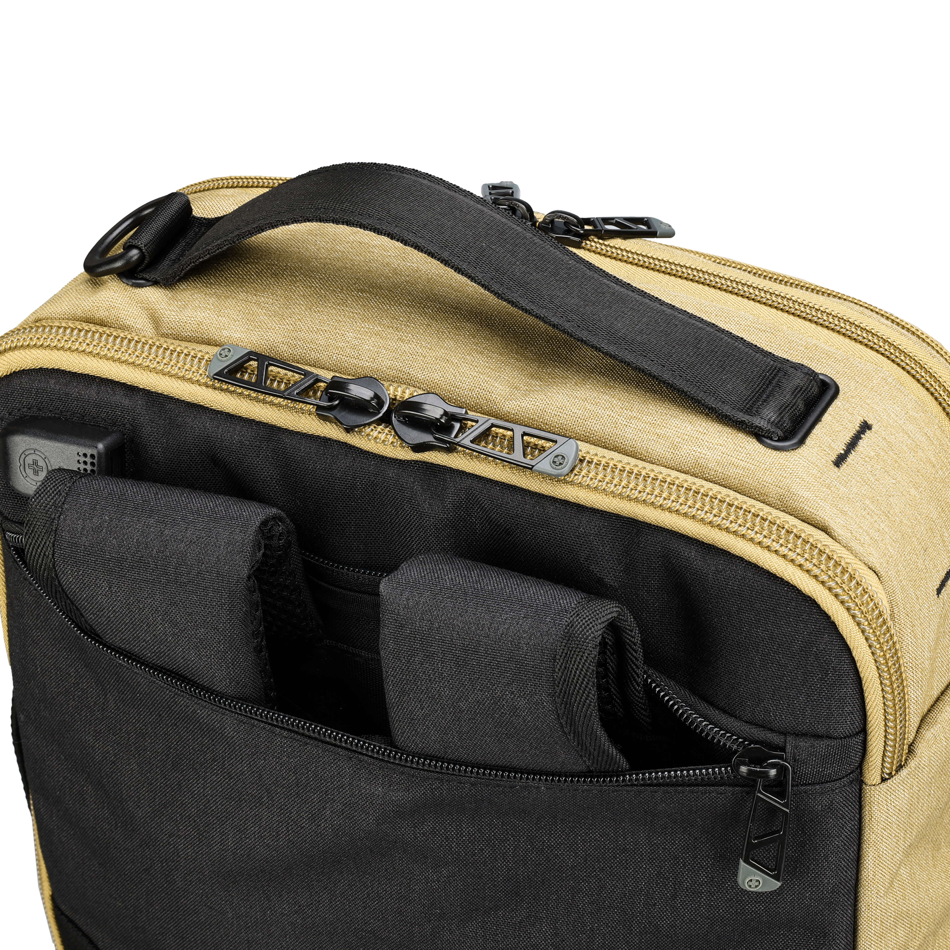 Zaino beige e nero con manico nero, cerniere e tasche visibili. La borsa è su sfondo bianco.