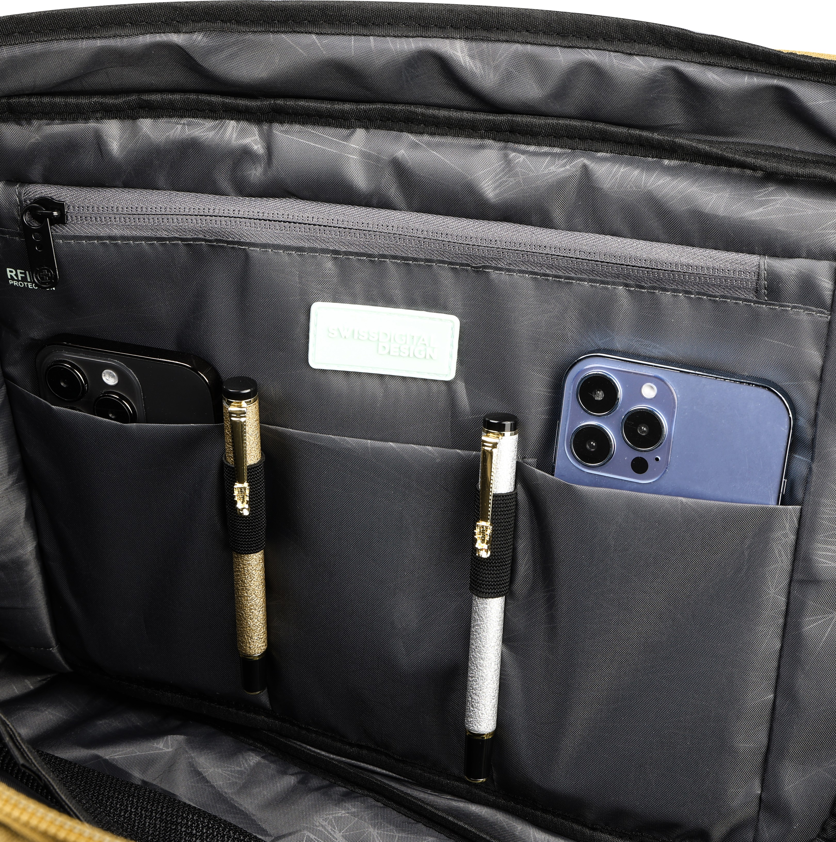 Interno di una borsa con due telefoni e due penne. La borsa ha diverse tasche. Lo sfondo è grigio.
