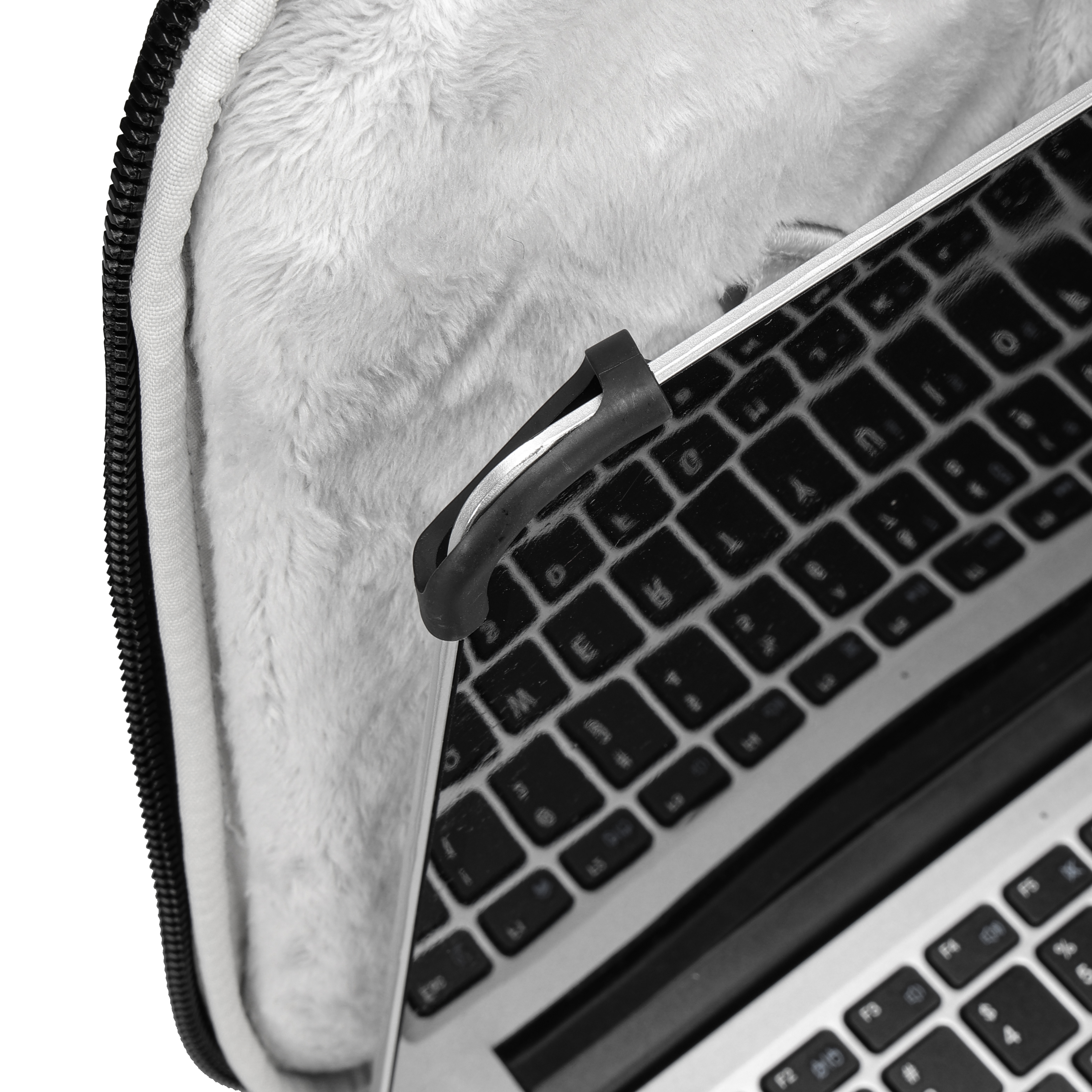Tastiera del laptop in una custodia morbida. La custodia è aperta, rivelando i tasti. Lo sfondo è bianco.