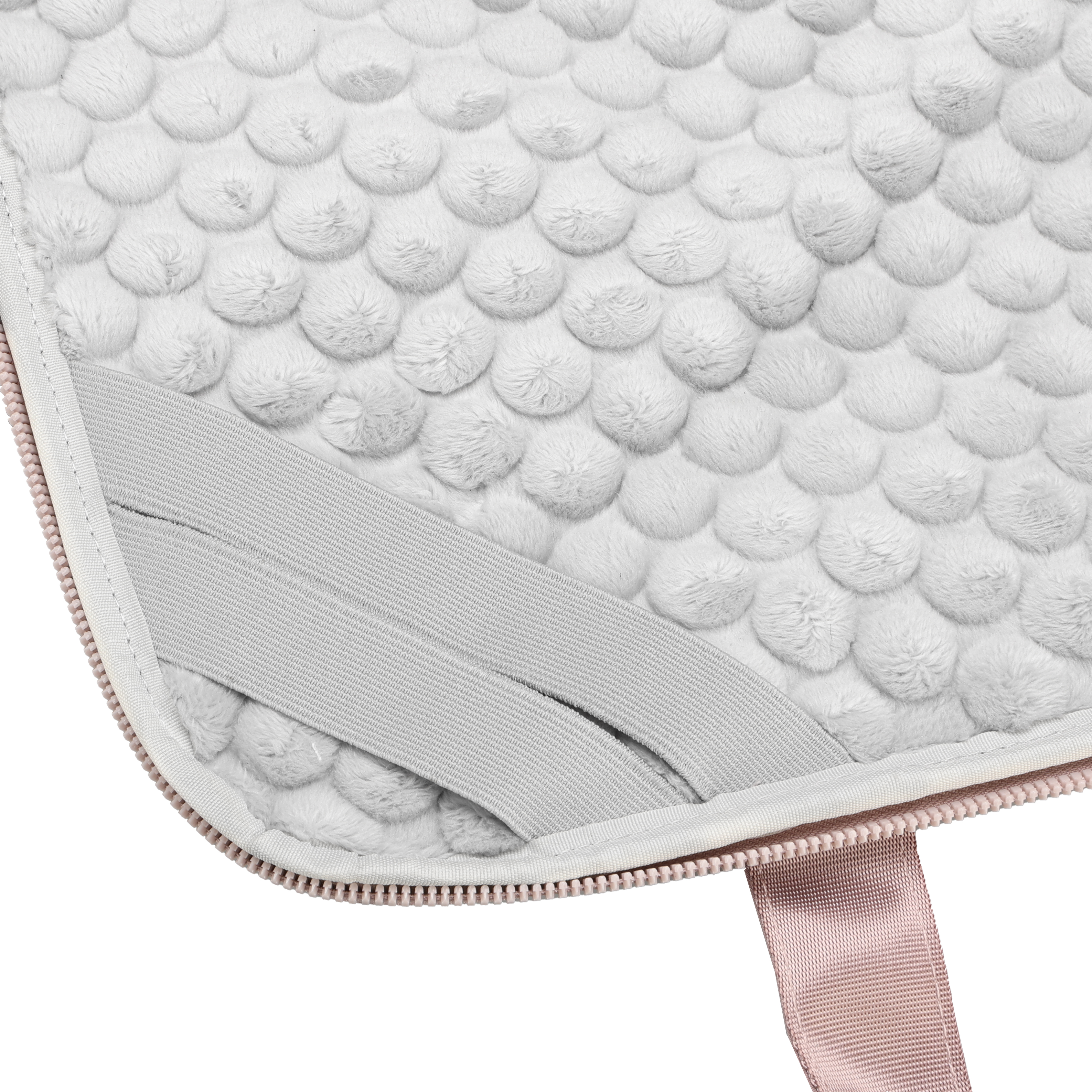 Primo piano di una custodia per laptop bianca e strutturata con cerniera rosa. All'interno sono visibili elastici grigi.