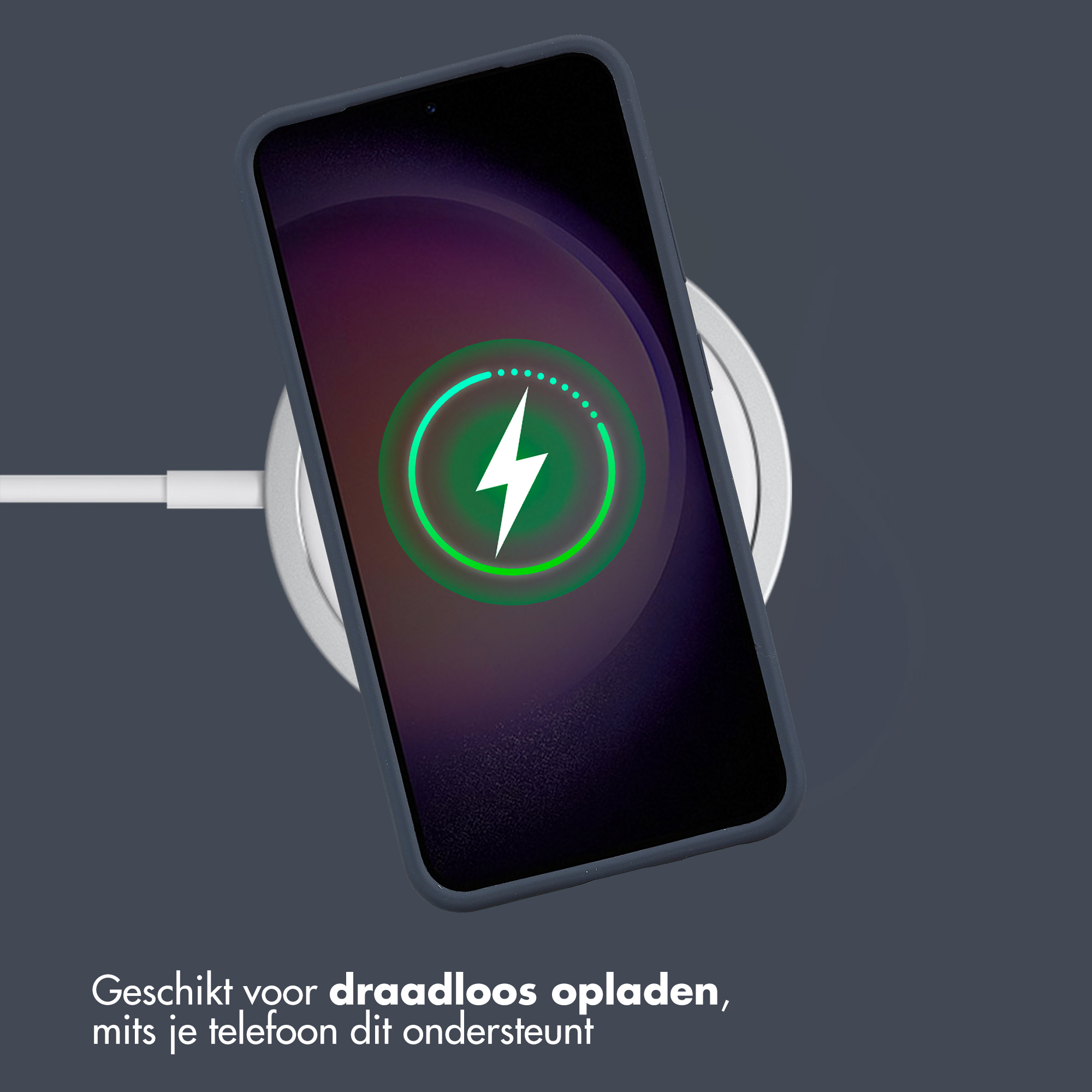 Telefoon op draadloze oplader, oplaadpictogram zichtbaar. Donkerblauwe telefoonhoes, witte kabel, grijze achtergrond. Tekst onderaan.