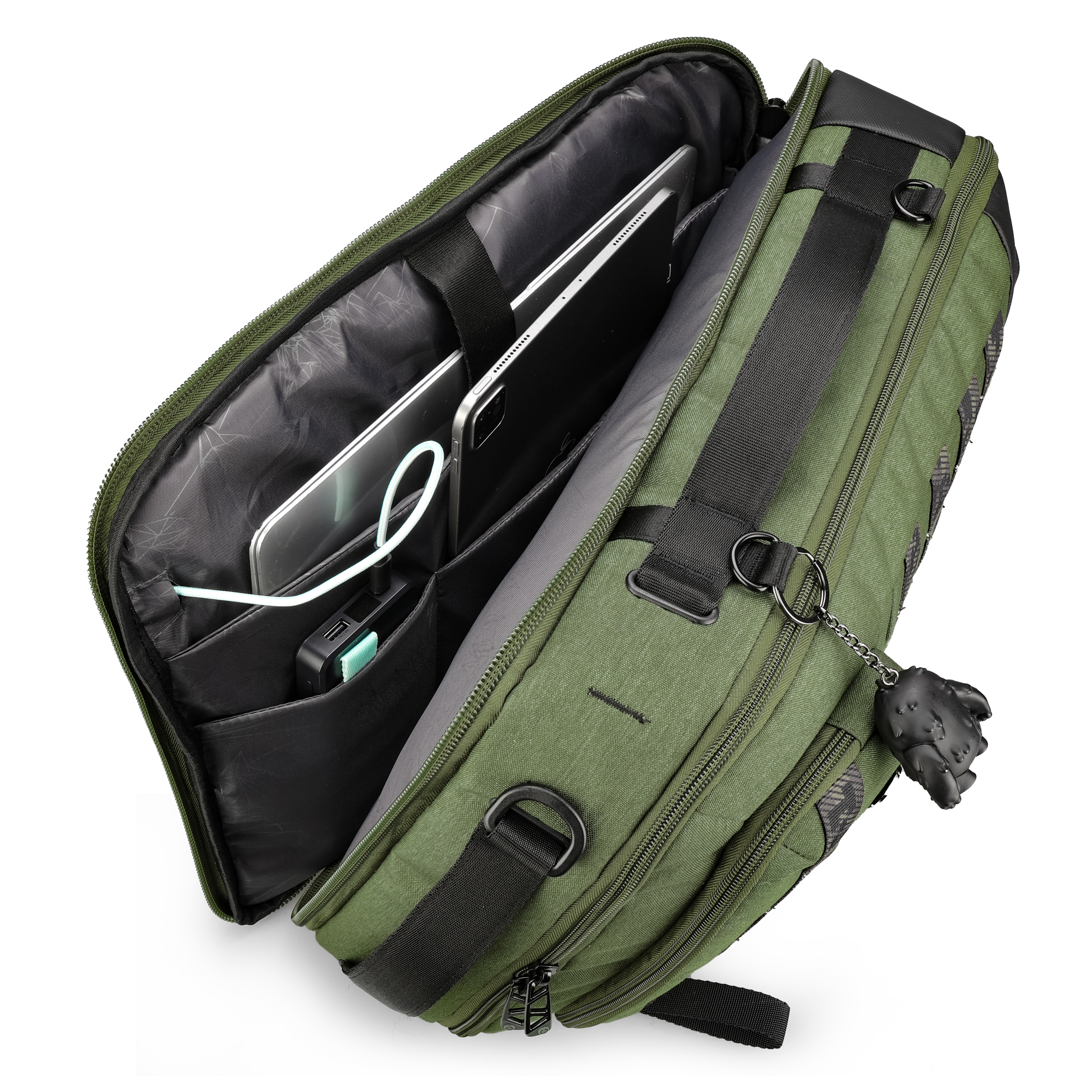 Borsa verde aperta con tablet, caricatore e ciondolo nero. Cinghie e cerniera nere. Sfondo bianco.