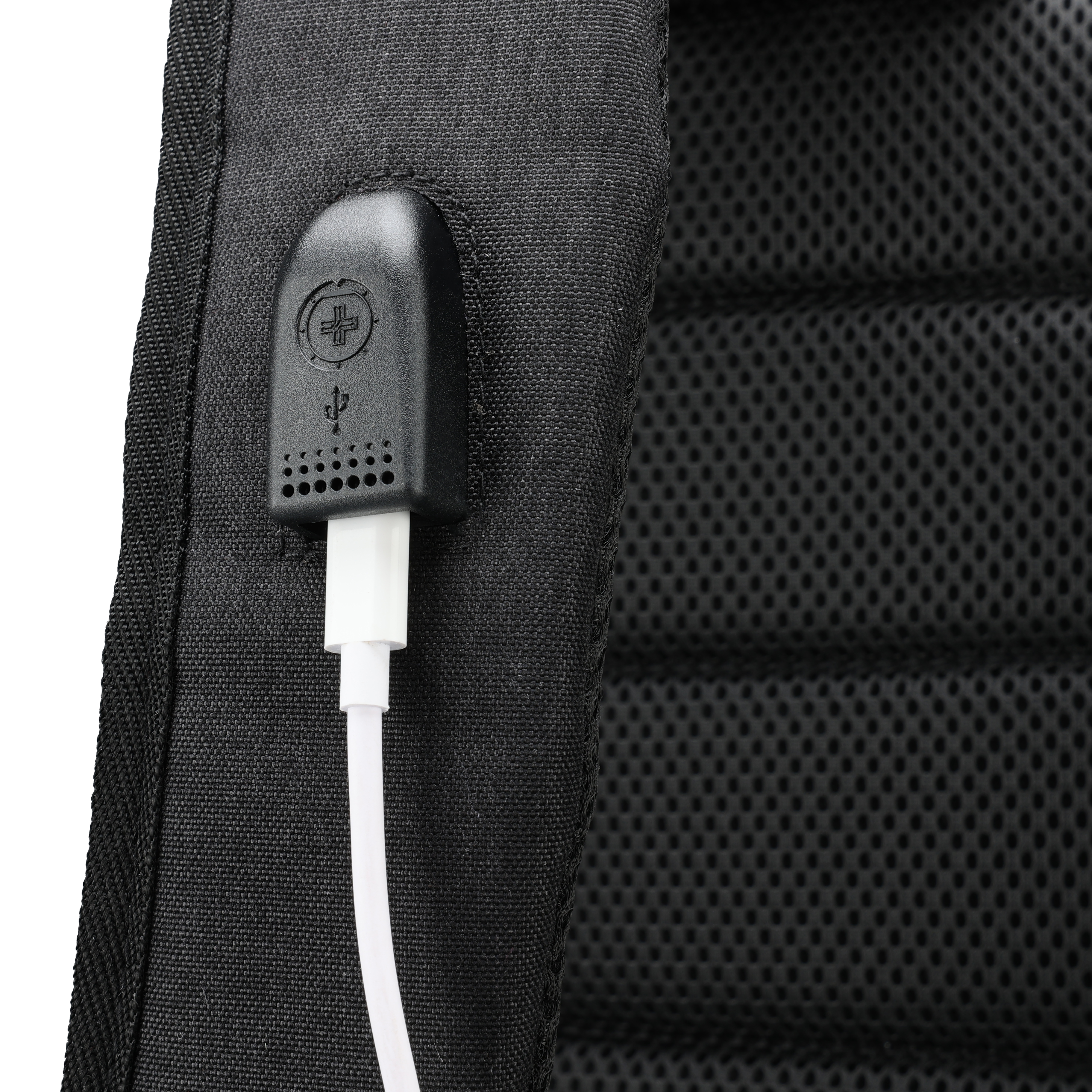 Primo piano di uno zaino nero con porta USB e cavo bianco collegato. Lo zaino ha uno schienale in rete.