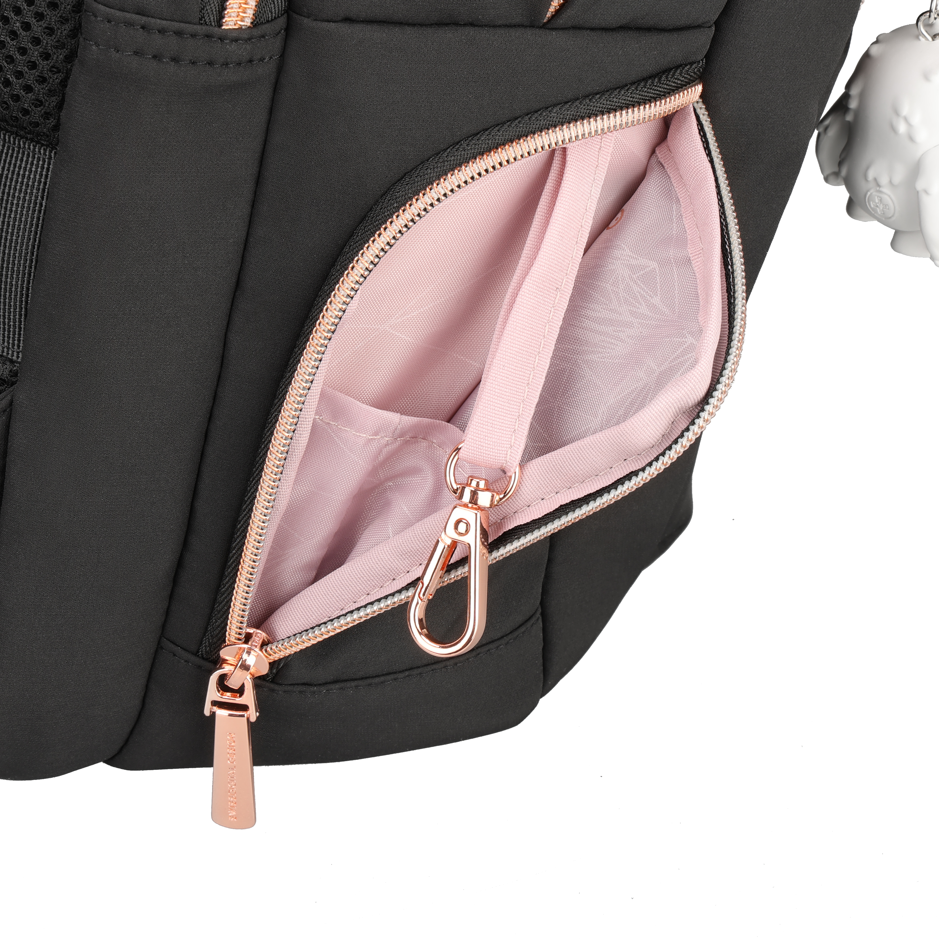 Zaino nero con cerniera color oro rosa e interno rosa. Un ciondolo bianco è appeso di lato.