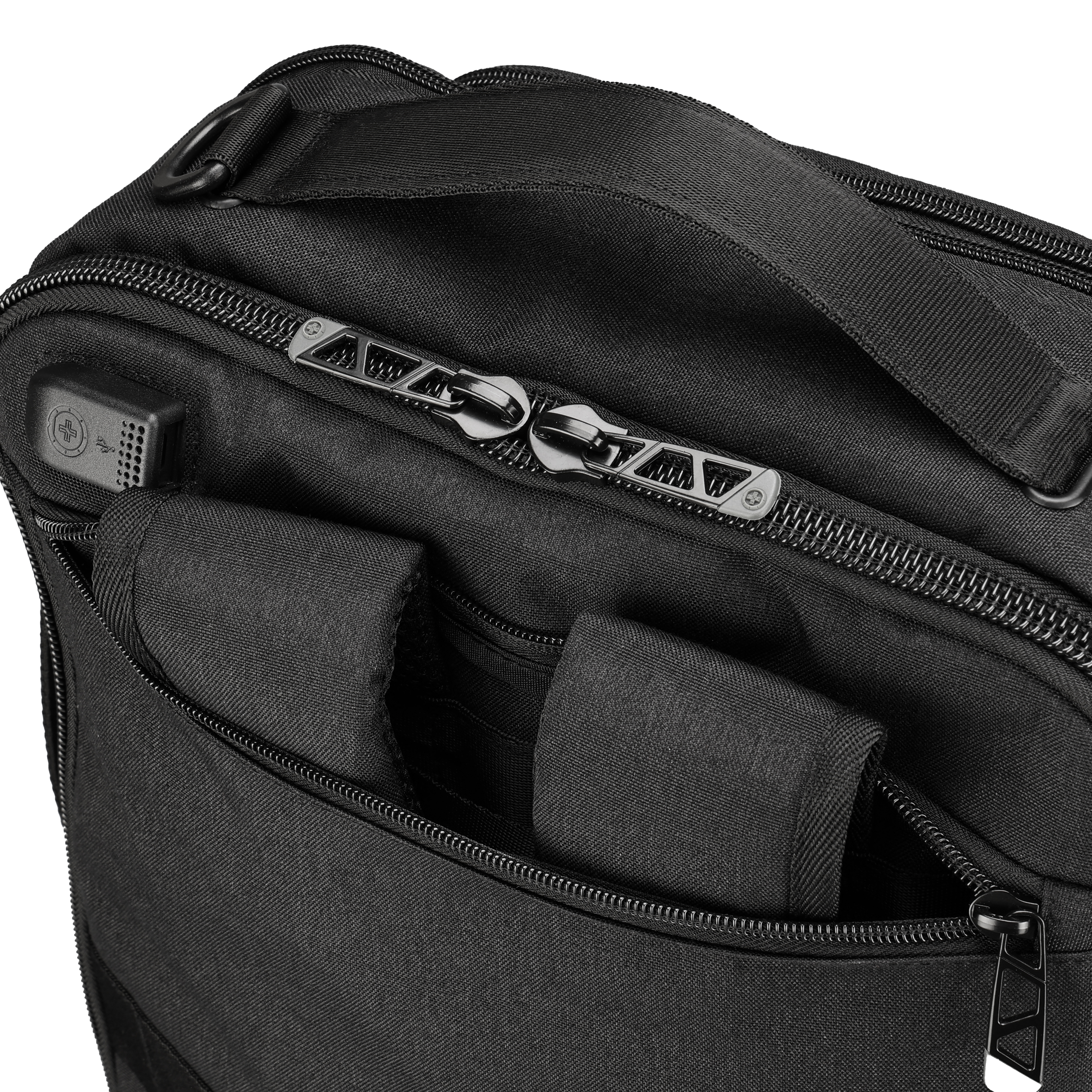 Borsa nera con cerniere e tasche. Presenta una maniglia e una porta USB.