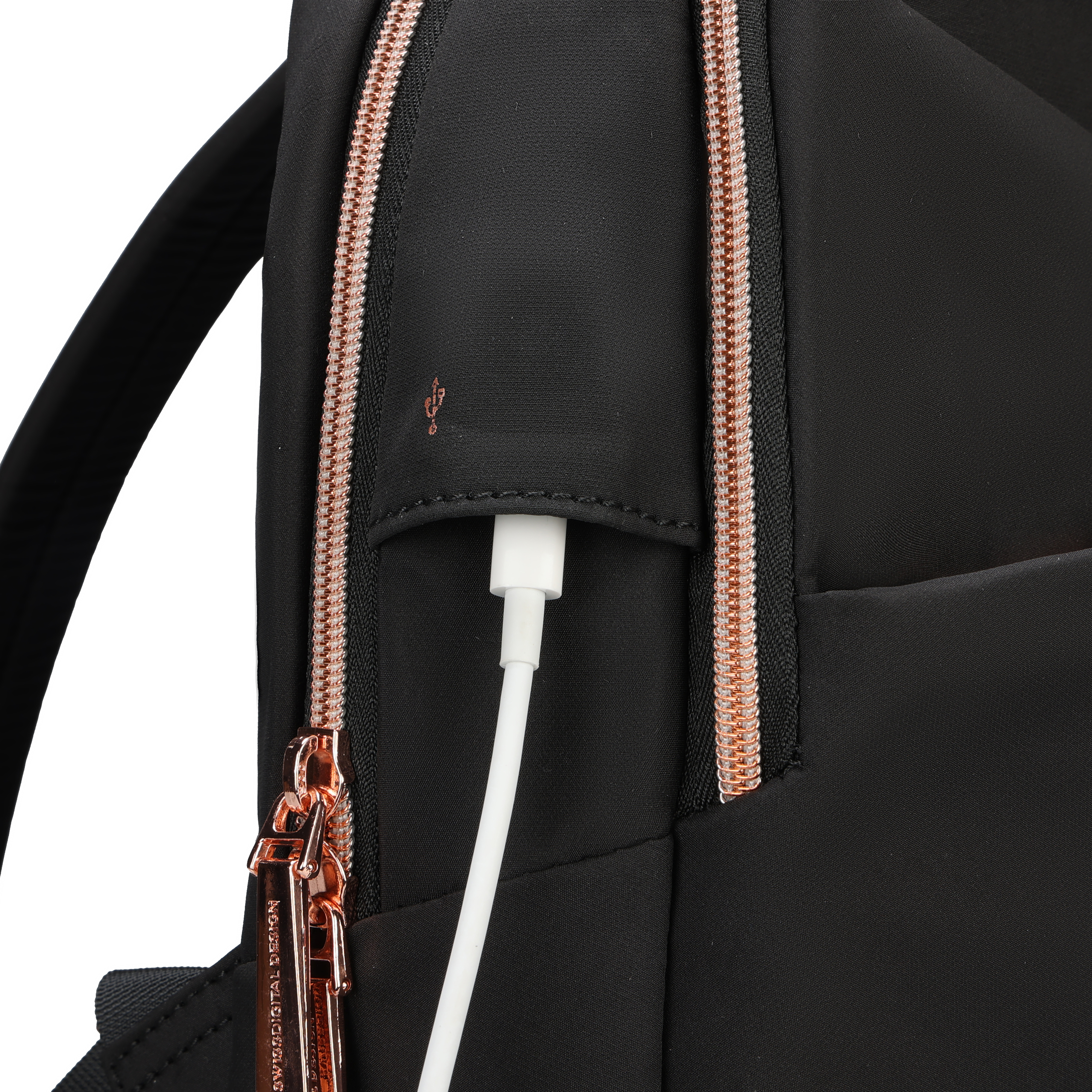 Zaino nero con cerniera oro rosa e cavo di ricarica bianco inserito nella tasca.