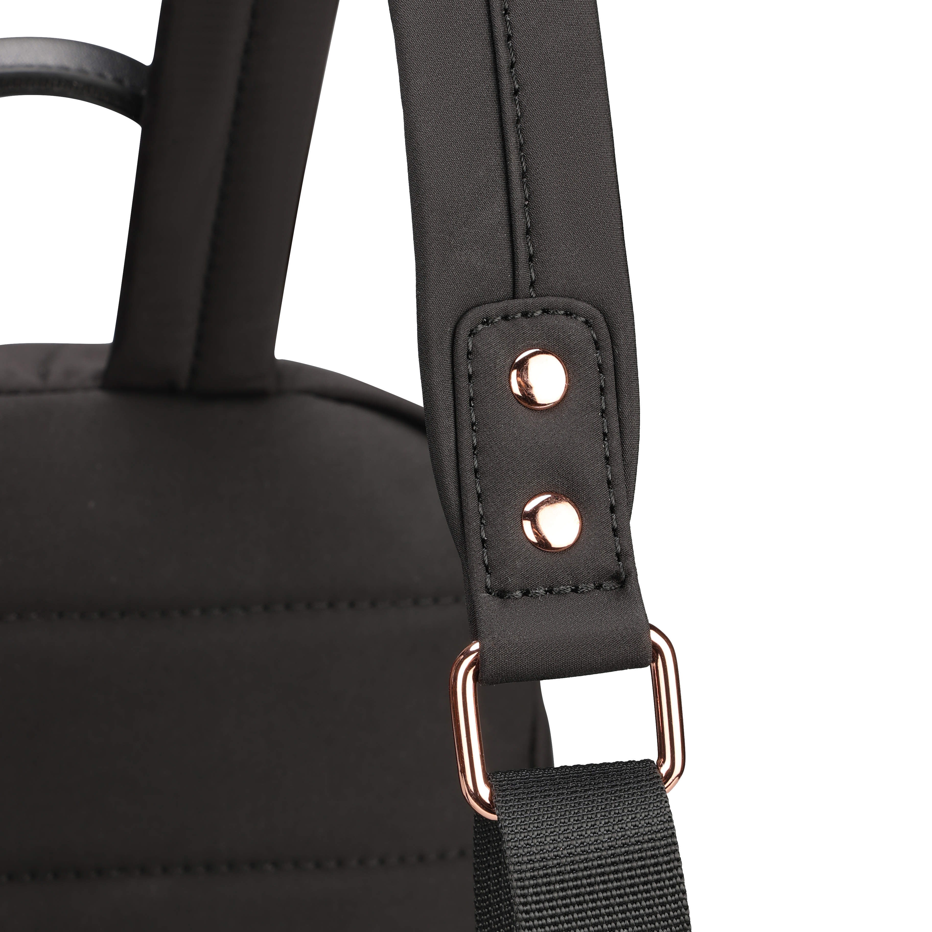 Primo piano di un cinturino nero per zaino con finiture dorate e due rivetti color oro rosa.