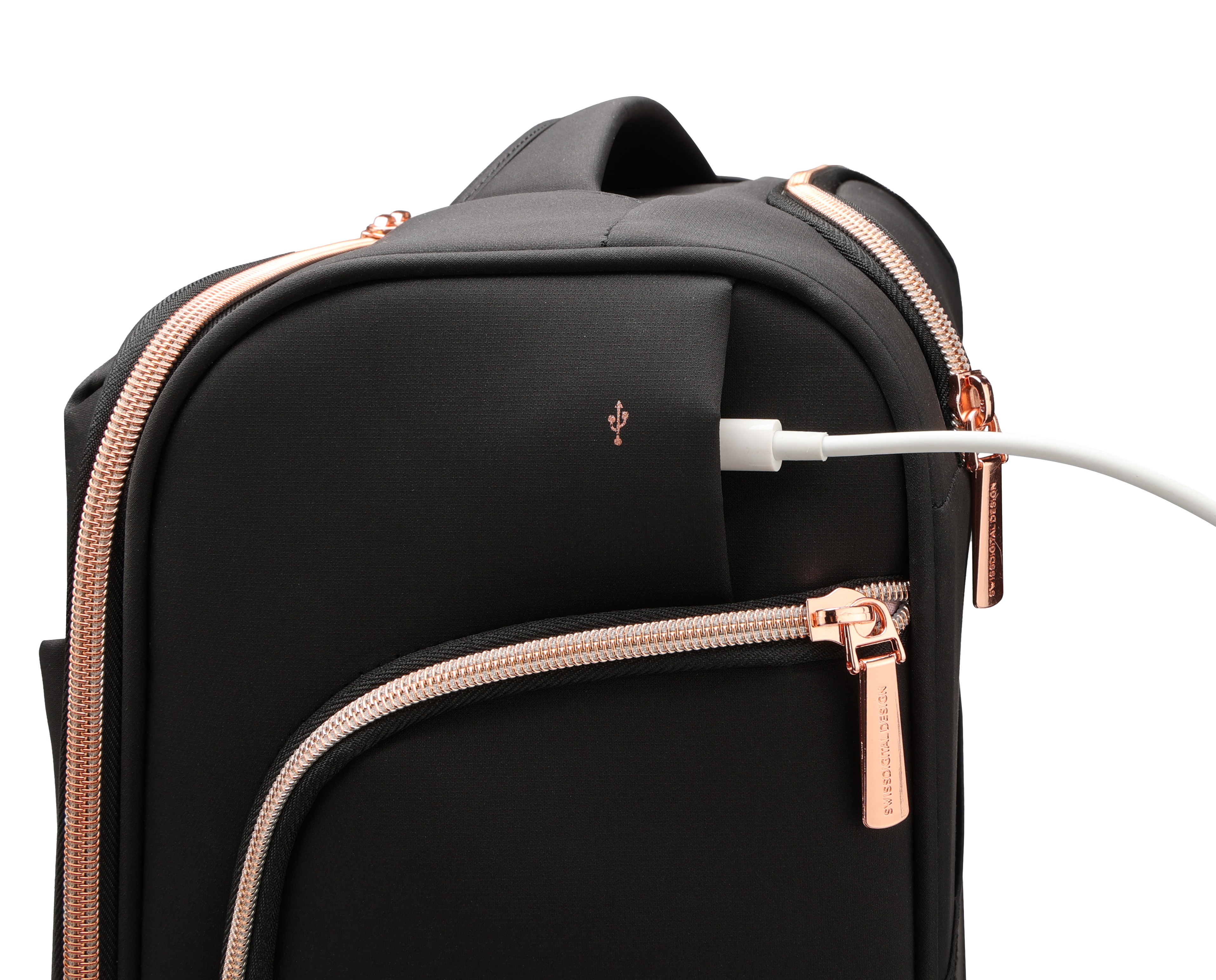 Zaino nero con cerniere in oro rosa e una porta USB. Un cavo bianco è collegato.
