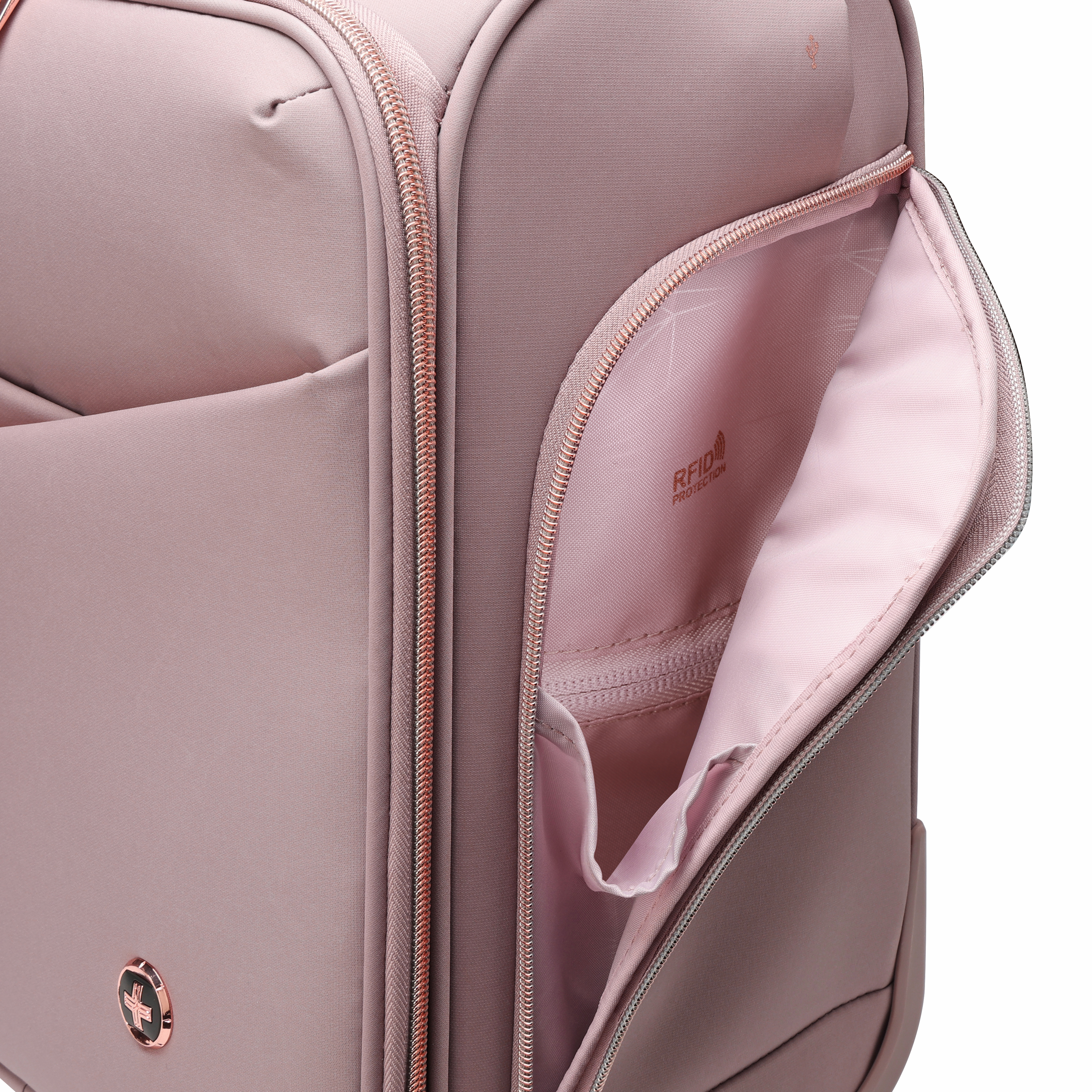 Un primo piano di una valigia rosa polveroso. Ha una tasca con cerniera aperta, che rivela un interno rosa più chiaro.
