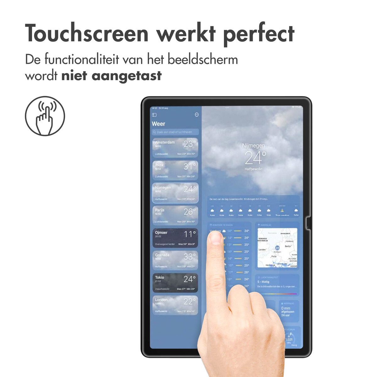 Een hand raakt een tabletscherm aan met een weer-app. Steden en temperaturen worden weergegeven. De achtergrond is wit.