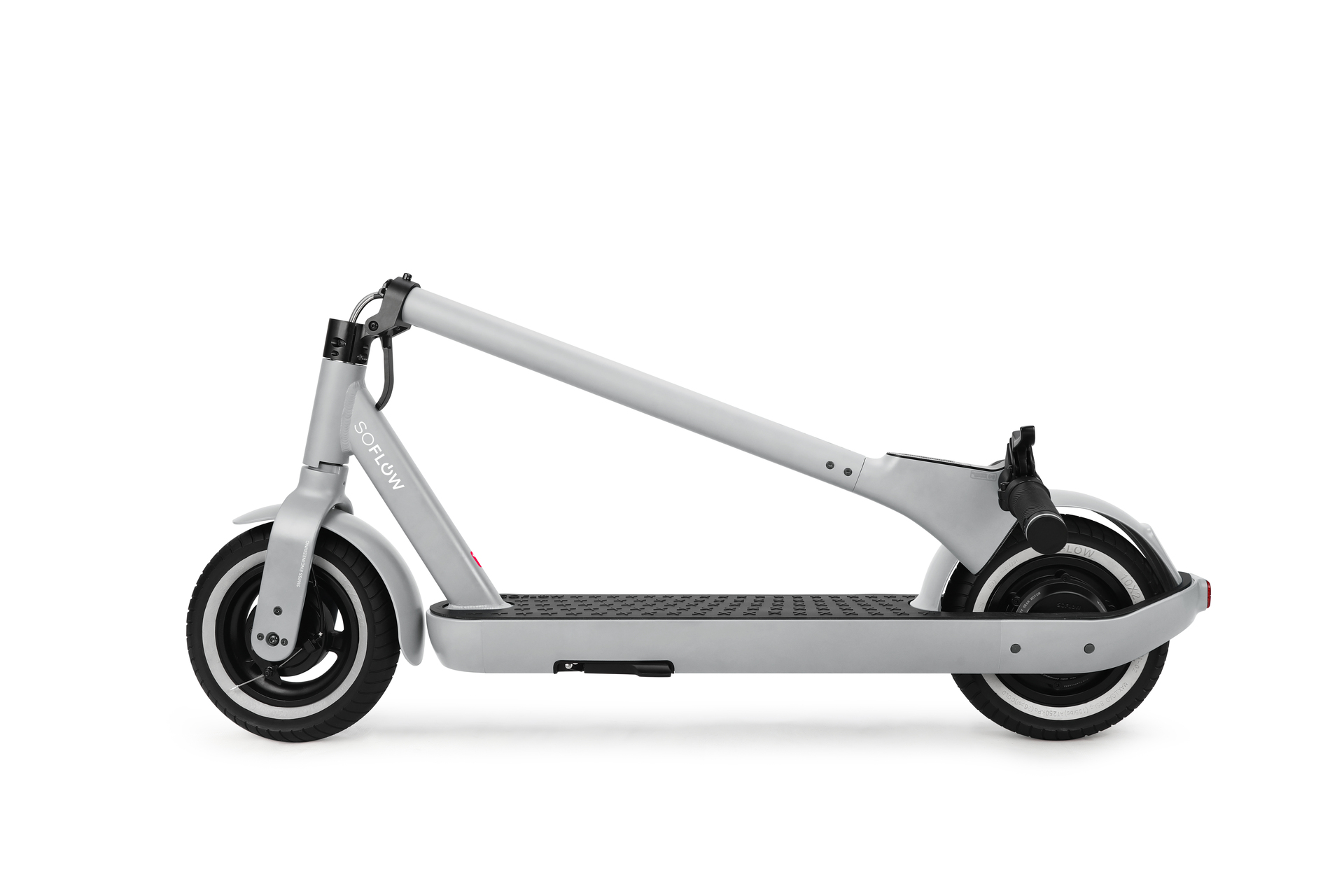 Grauer Elektroroller, Seitenansicht, auf weißem Hintergrund. Der Roller hat schwarze Räder und eine schwarze Fußplattform. Die Marke ist SOFLOW.