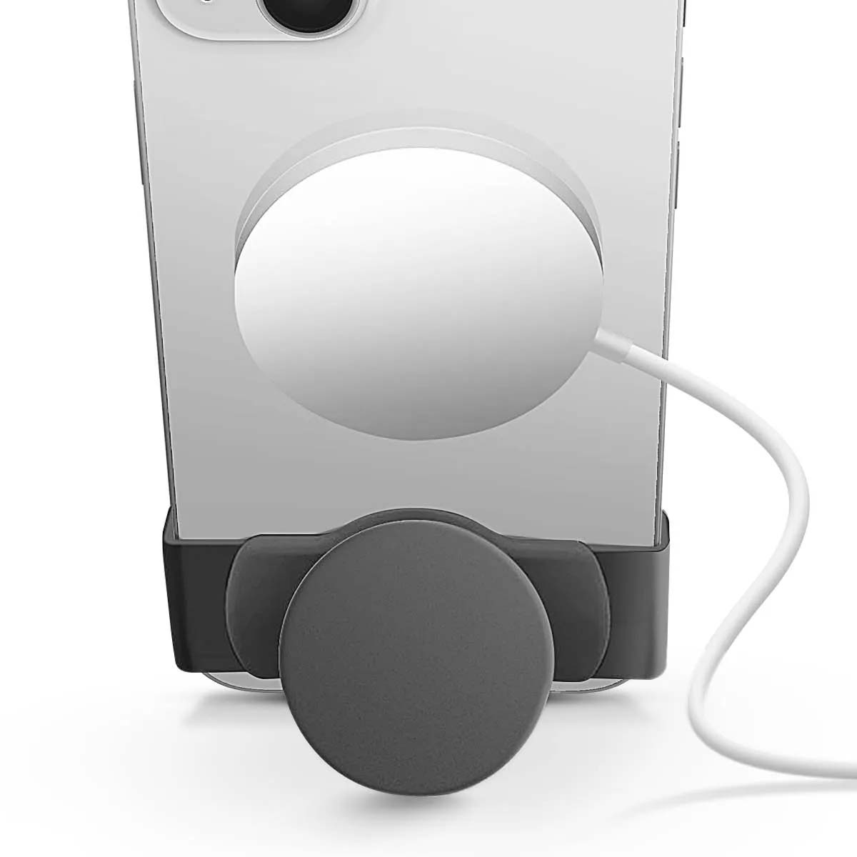 Un telefono bianco è collegato a un caricabatterie. Un supporto per telefono nero è in basso e un cavo bianco è collegato al telefono.