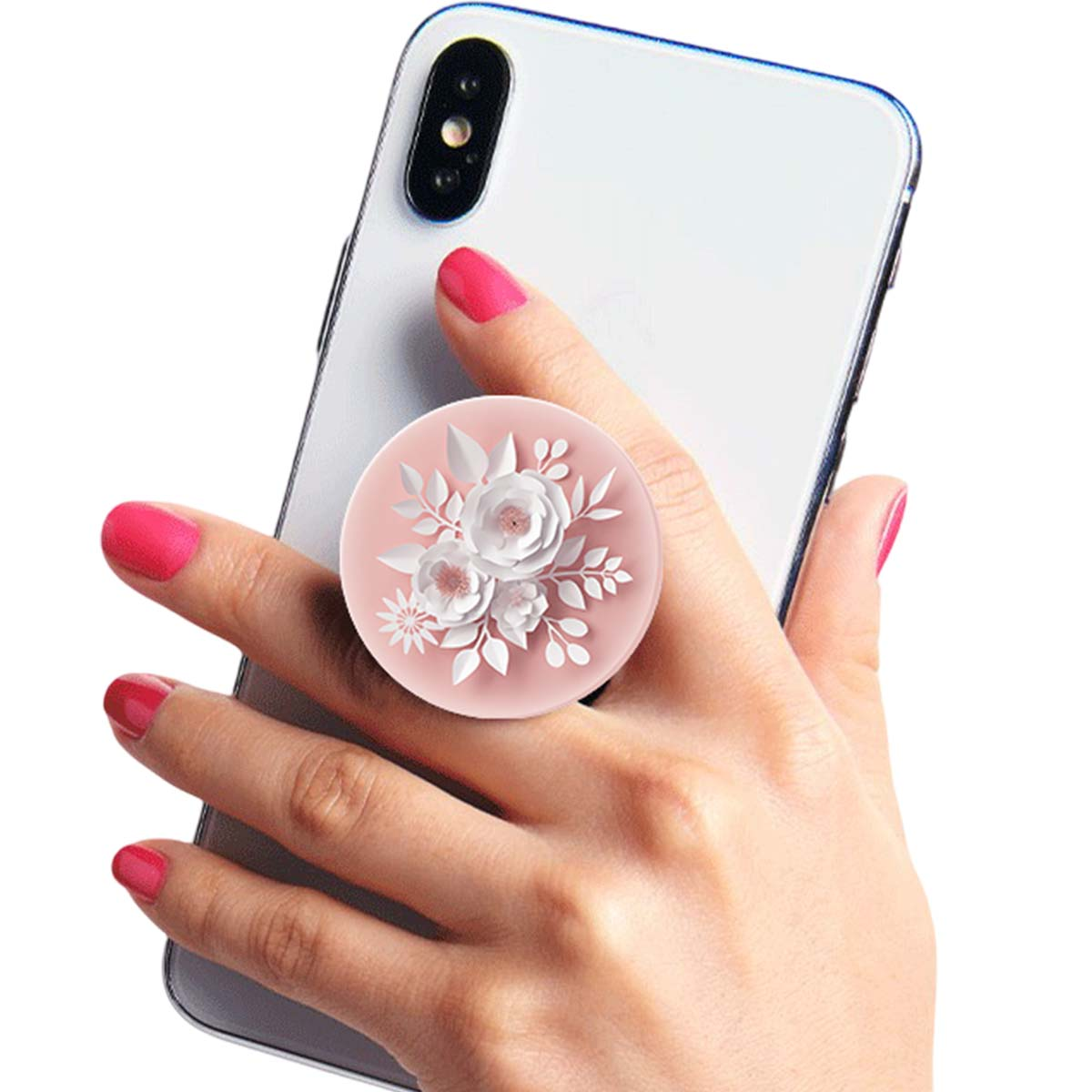 Una mano tiene in mano un telefono bianco con un supporto floreale. Il supporto è rosa con fiori bianchi. Le unghie sono dipinte di rosa.
