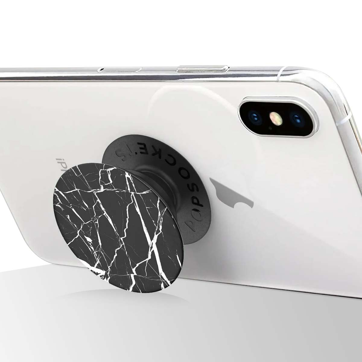 Un iPhone bianco con un PopSocket. Il PopSocket è nero con un design a marmo bianco. Il telefono è in una custodia trasparente.