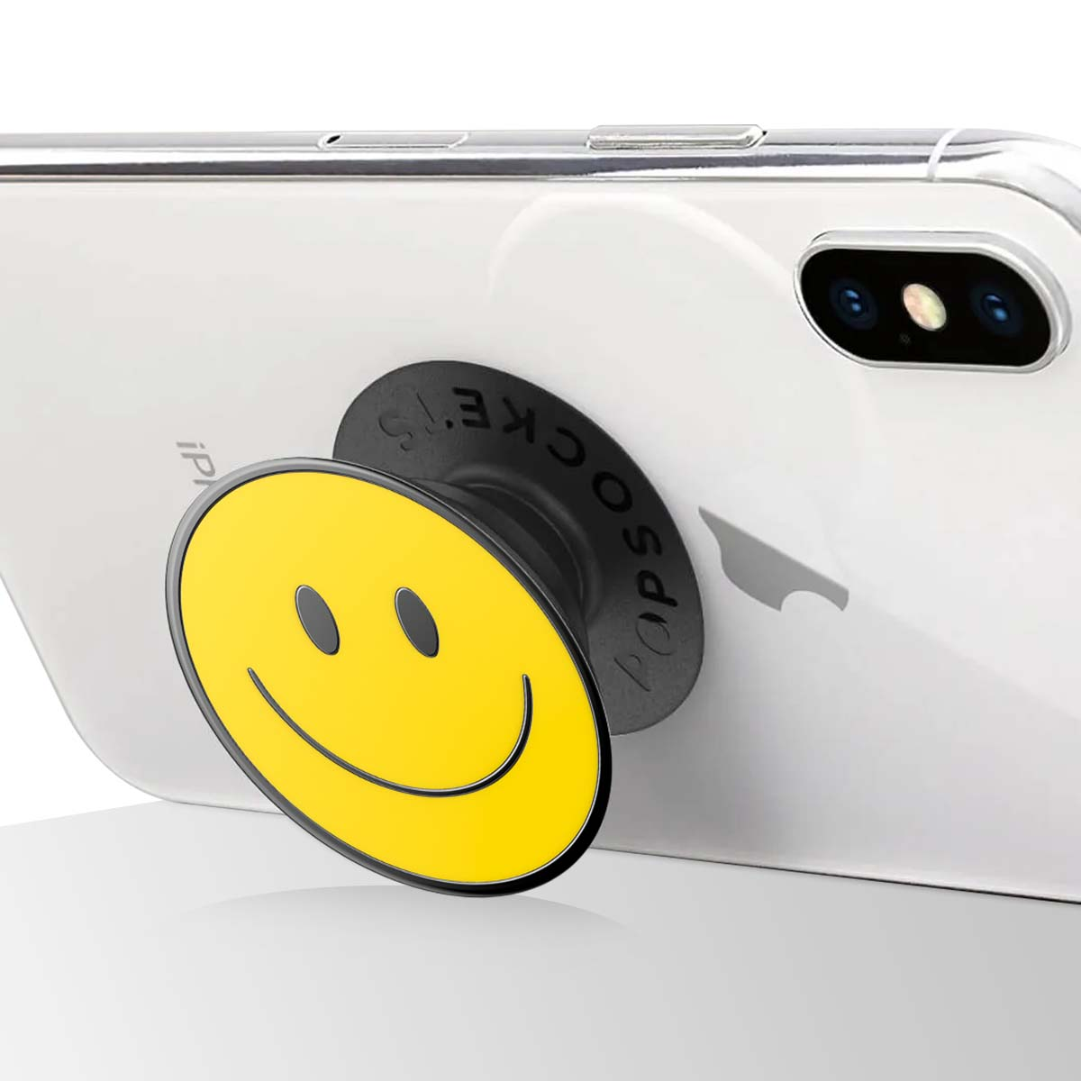 Un iPhone bianco con un PopSocket a faccina sorridente gialla attaccato. Il PopSocket ha un contorno e una base neri.