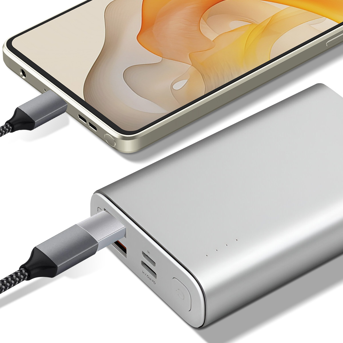 Un telefono è collegato a un power bank tramite un cavo USB-C. Il telefono è dorato e il power bank è argentato.