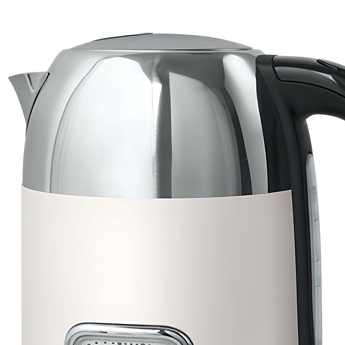 Zbliżenie białego i srebrnego czajnika elektrycznego. Ma czarny uchwyt i wskaźnik poziomu wody. Góra to błyszczący metal.
