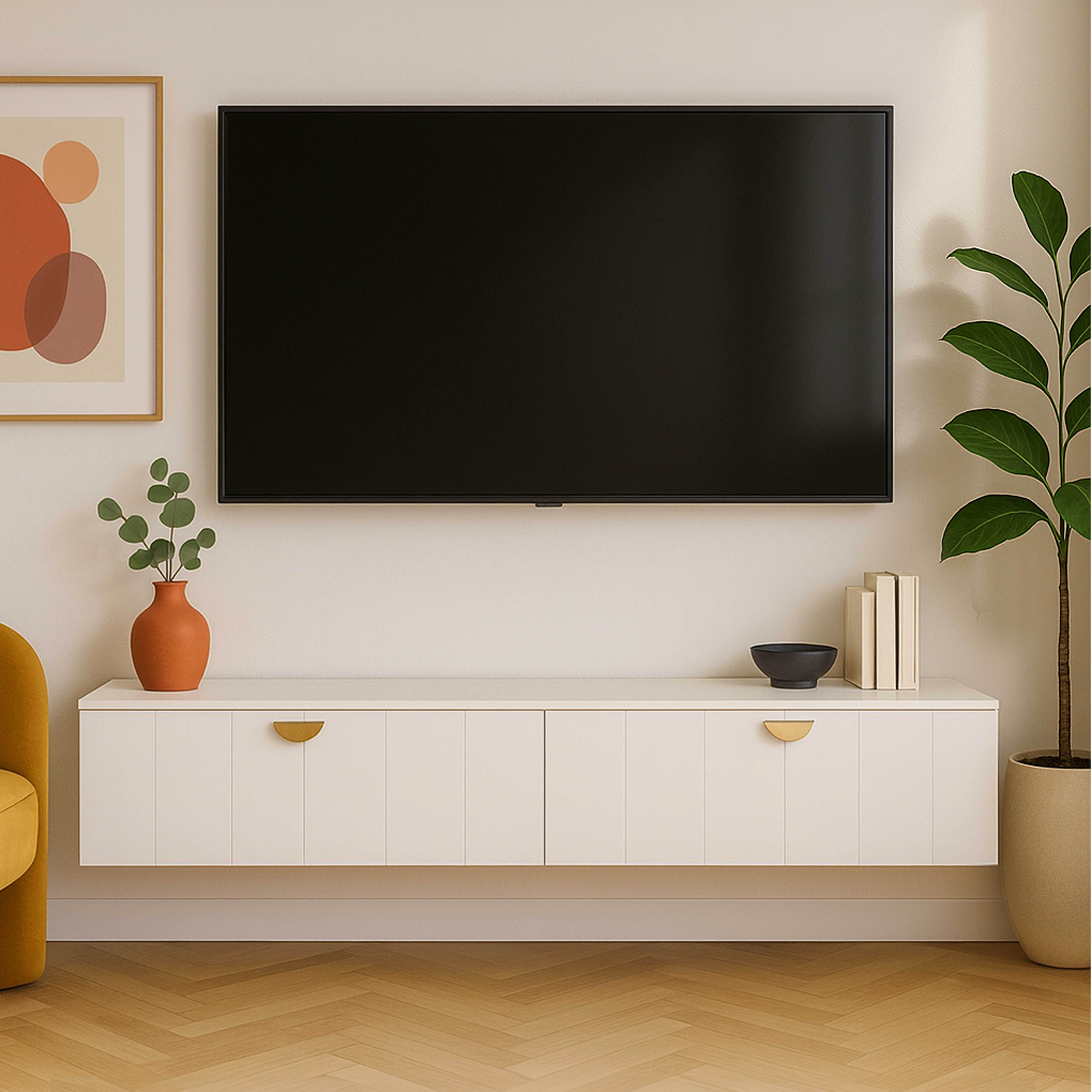 Ein modernes Wohnzimmer mit Fernseher, weißem Schrank, Vase, Pflanze und Gemälde.