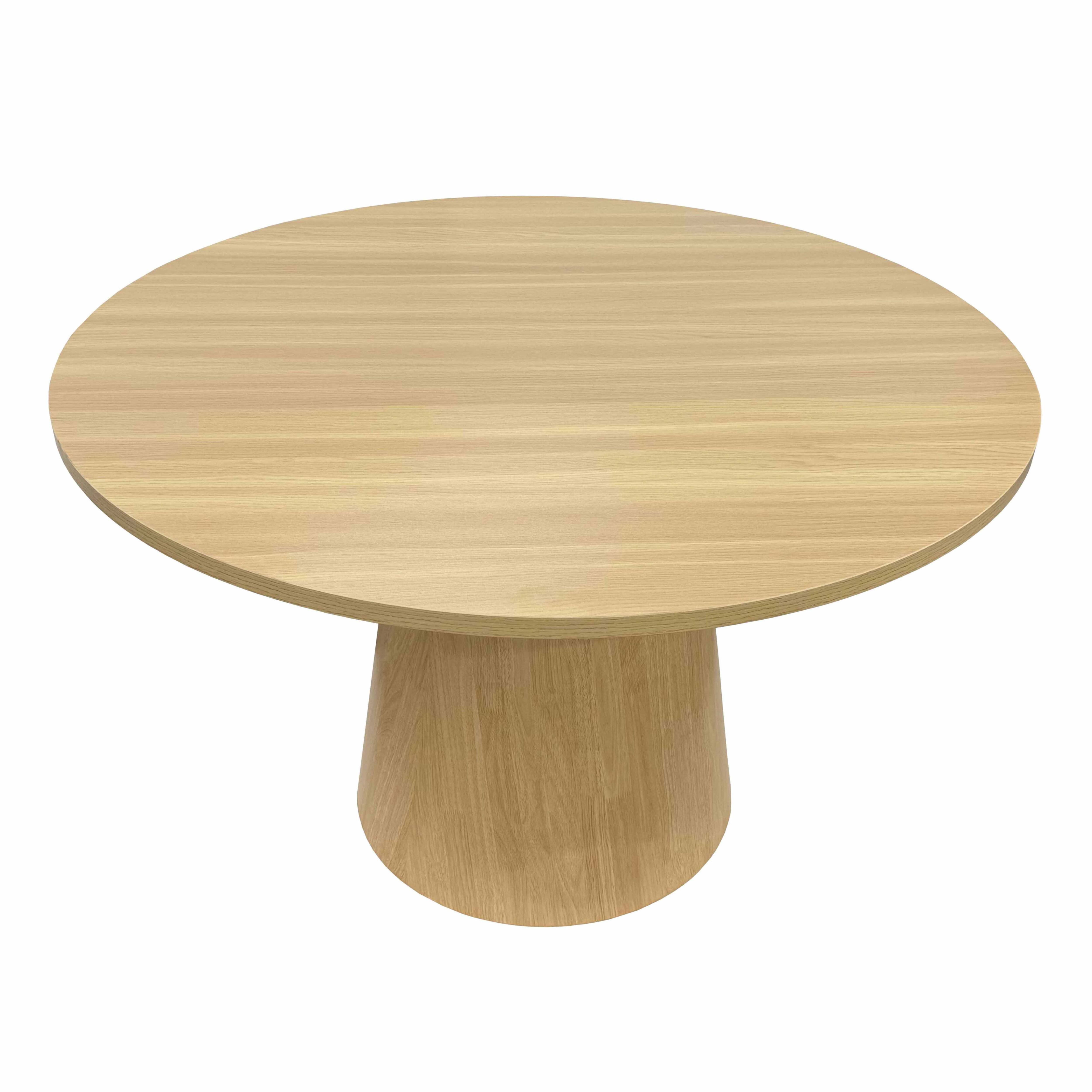 Ein runder Holztisch mit hellbraunem Finish. Der Tisch hat einen einzelnen, breiten, konischen Fuß.