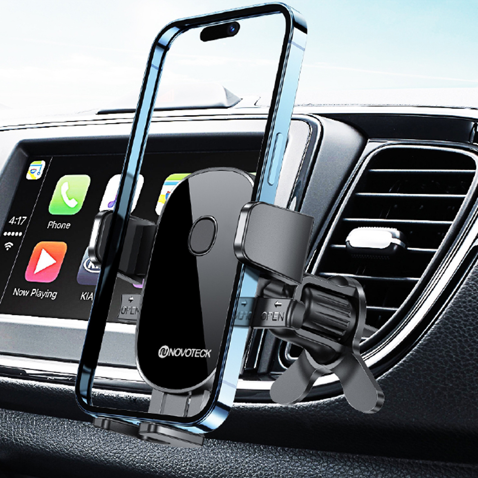 Un teléfono en un soporte para coche. El teléfono está en el centro, un salpicadero de coche en el fondo.