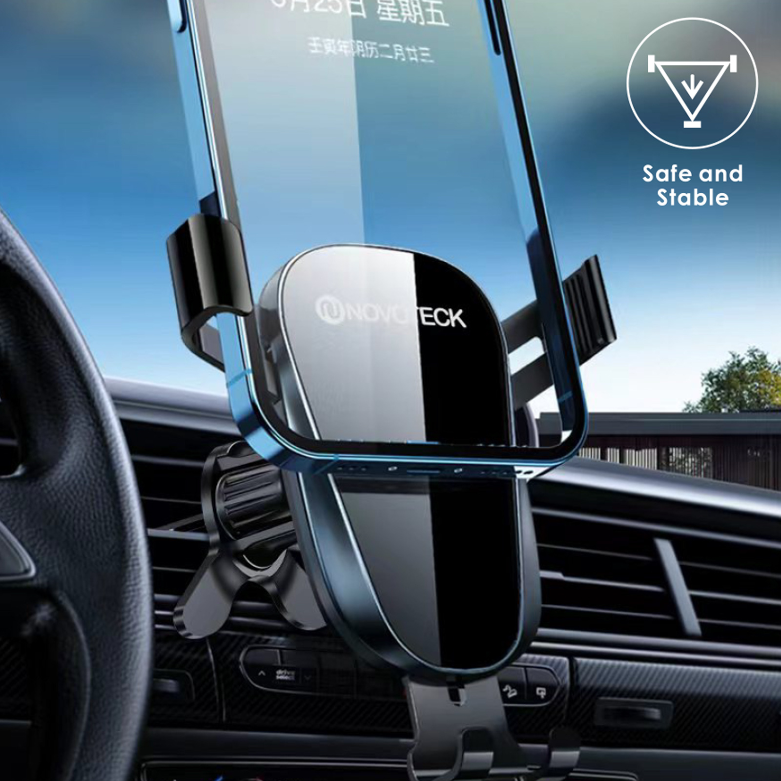 Soporte para teléfono en coche con teléfono dentro. El soporte es negro y azul. El fondo muestra el salpicadero.