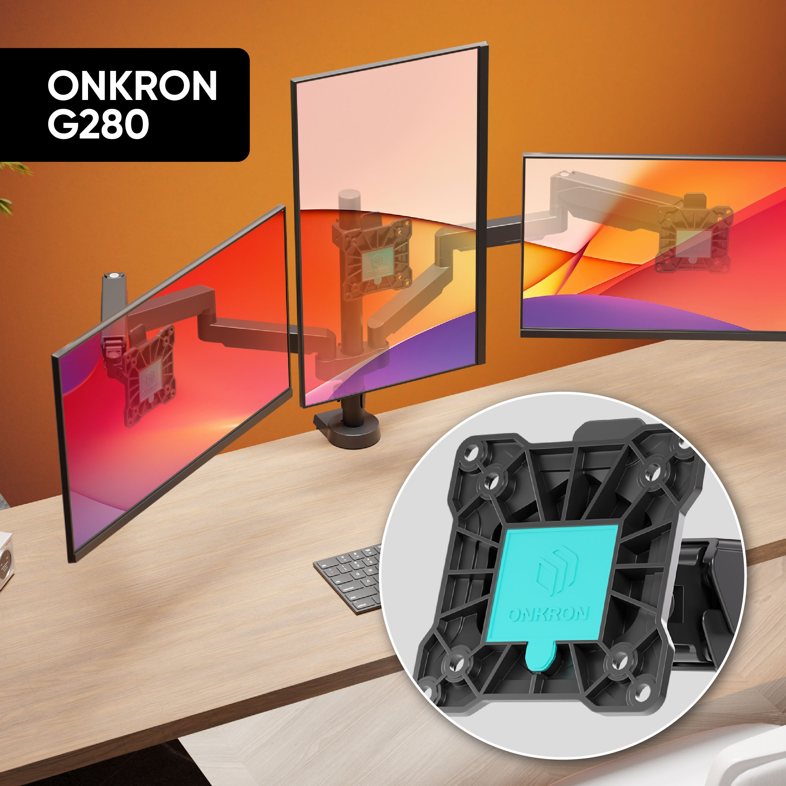 Trzy monitory zamontowane na biurku ze stojakiem. Tło jest pomarańczowe. Marka to ONKRON.