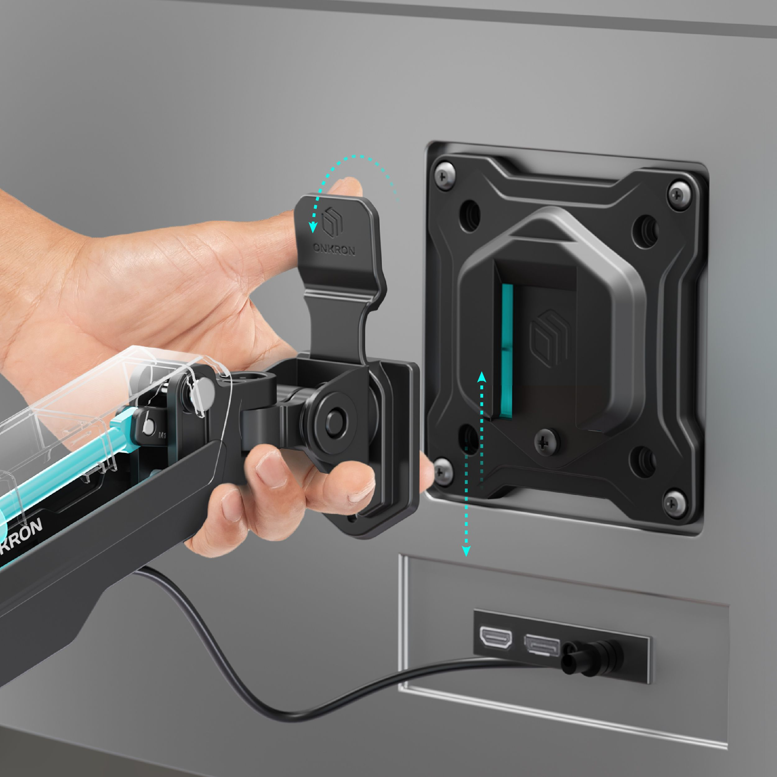 Ręka mocuje czarny wspornik do szarej ściany. Wspornik jest do ramienia monitora. Strzałki pokazują instalację.