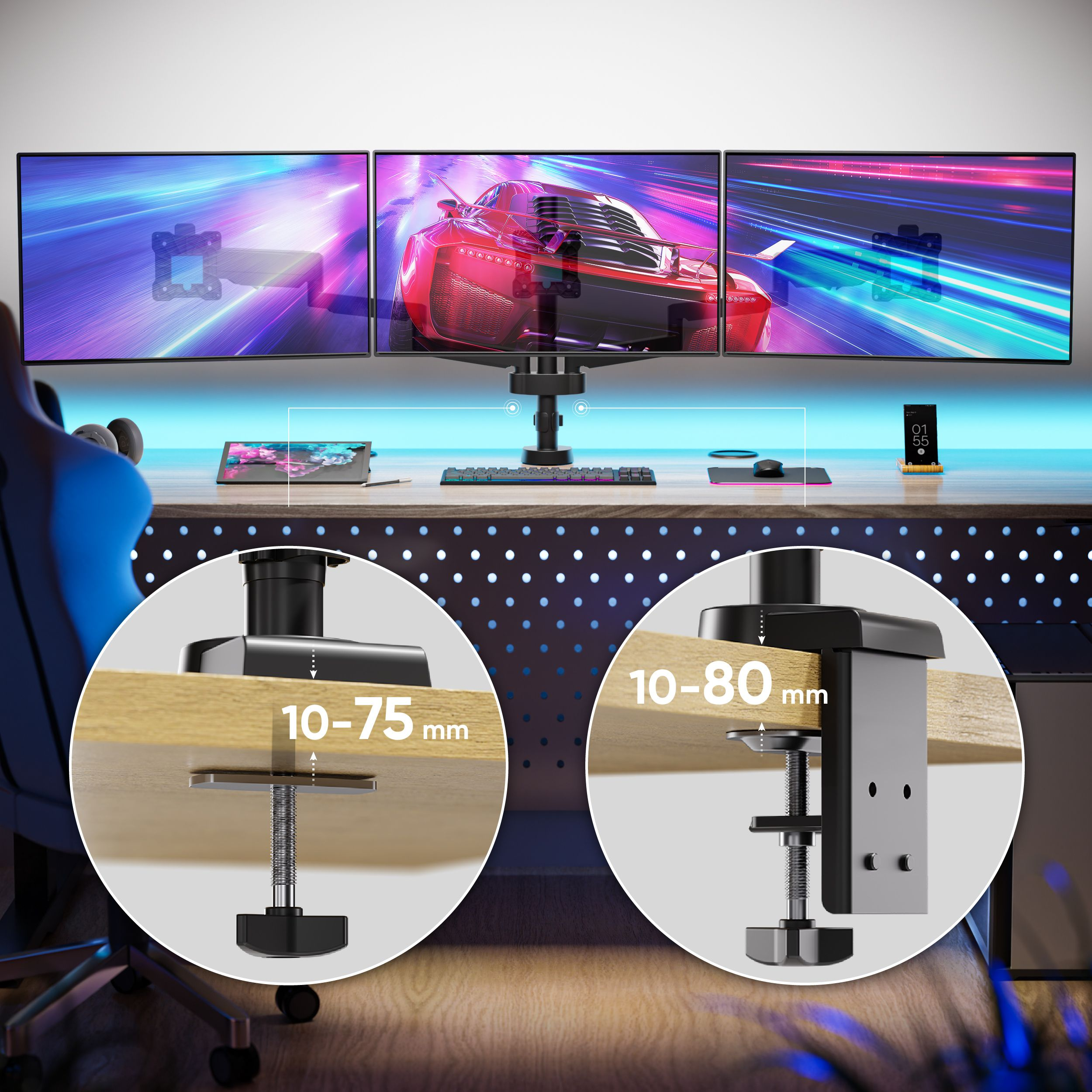 Trzy monitory wyświetlają grę wyścigową. Konfiguracja biurka z klawiaturą, myszką, tabletem, telefonem i uchwytami do monitorów.