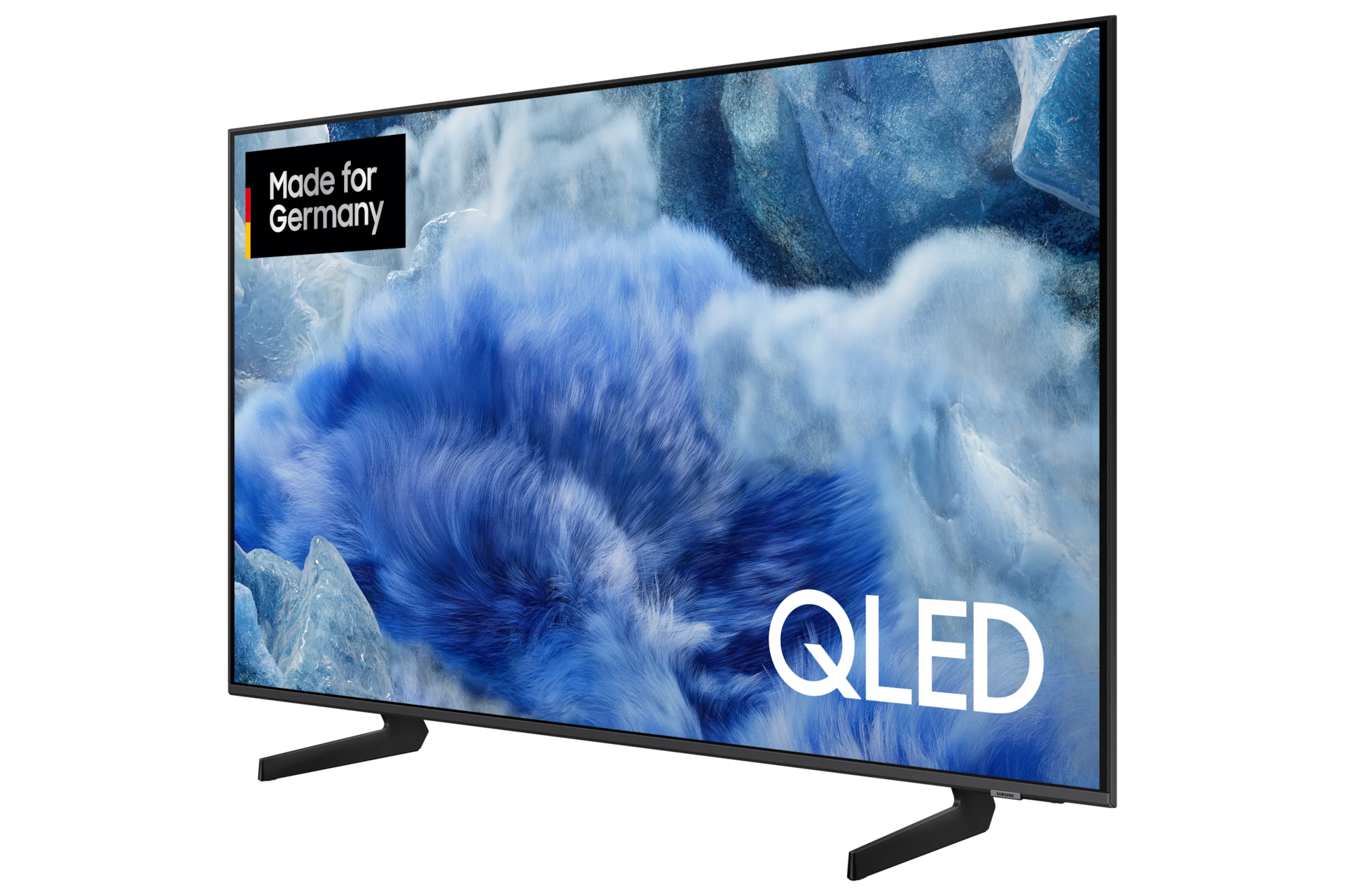 Ein QLED-Fernseher zeigt ein abstraktes blaues Bild. Er hat einen Aufkleber 'Made for Germany' und steht auf zwei schwarzen Ständern.