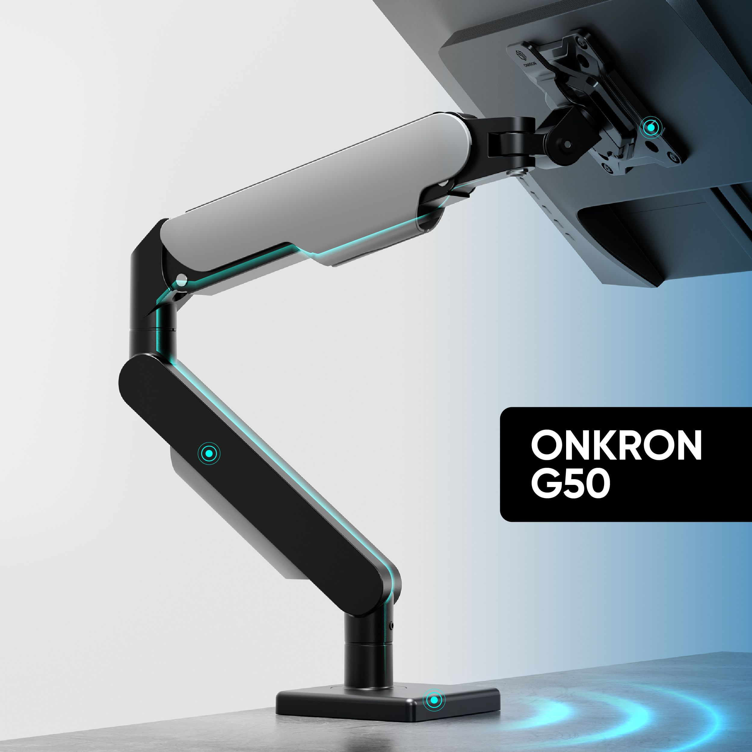 Czarno-srebrne ramię do monitora z marką ONKRON G50. Znajduje się na szarej powierzchni z niebieskimi akcentami.
