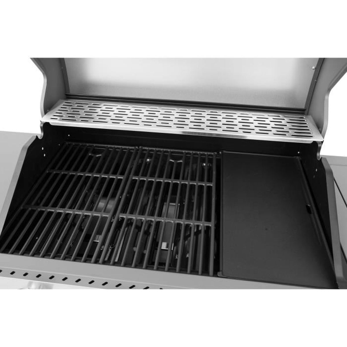 Nahaufnahme eines Grills. Er hat einen Metallrost, eine schwarze Grillplatte und eine obere Abdeckung. Der Grill steht auf einer hellen Oberfläche.