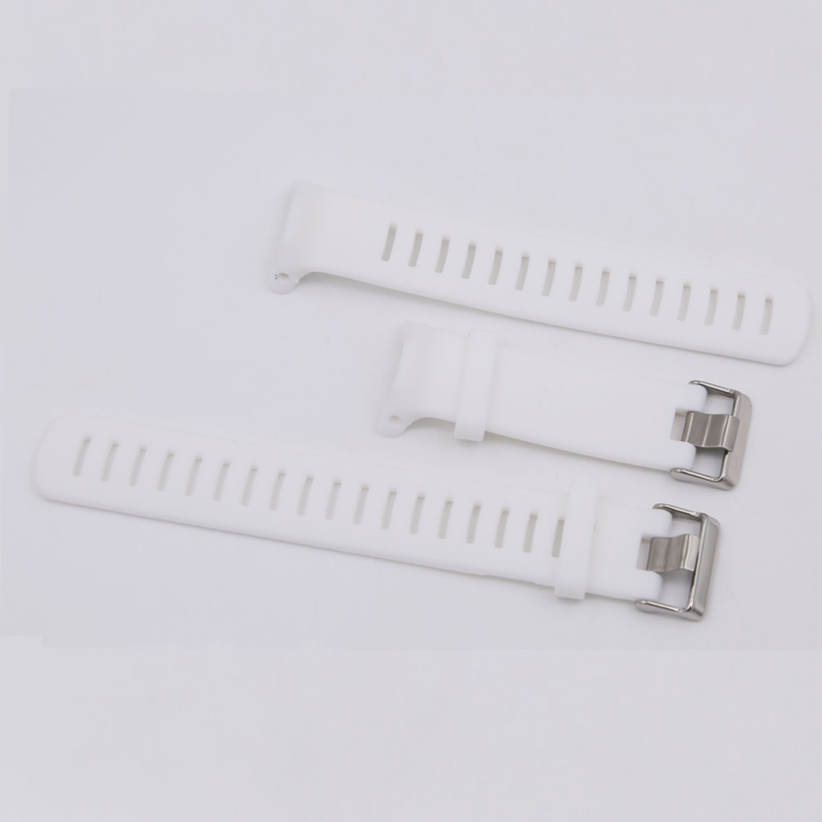 Drei weiße Uhrenarmbänder auf weißem Hintergrund. Armbänder haben Löcher und Metallschnallen. Eines ist abgetrennt.