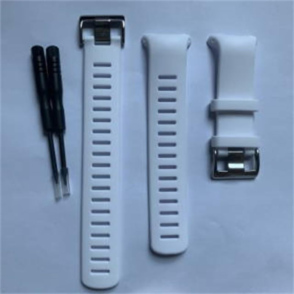 Weiße Uhrenarmbänder und schwarze Werkzeuge auf weißem Untergrund. Armbänder haben Löcher. Schnallen sind silber. Werkzeuge sind lang und dünn.