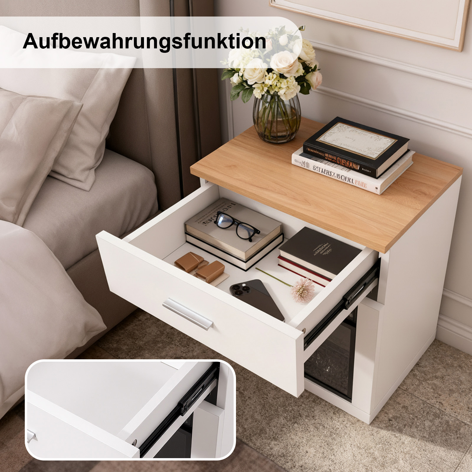 Ein Nachttisch mit offener Schublade, Büchern, Gläsern, einem Telefon und einer Blume. Oben steht eine Vase mit Blumen.